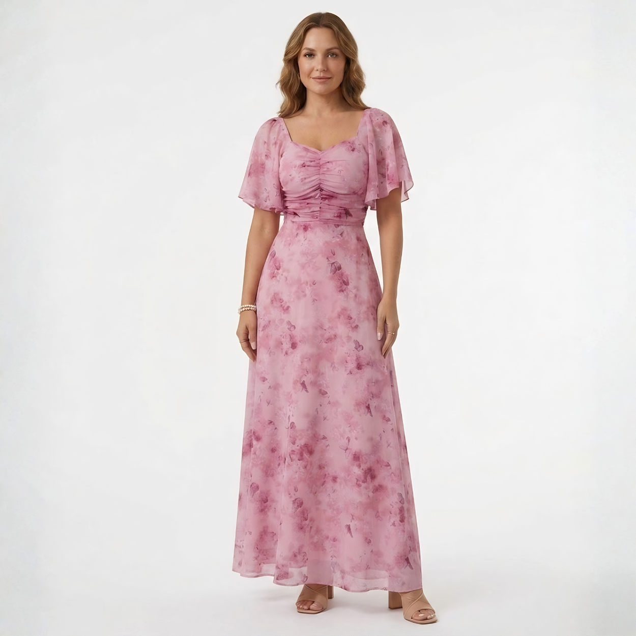Vestido largo floral para invitada de boda con mangas con volantes y escote corazón