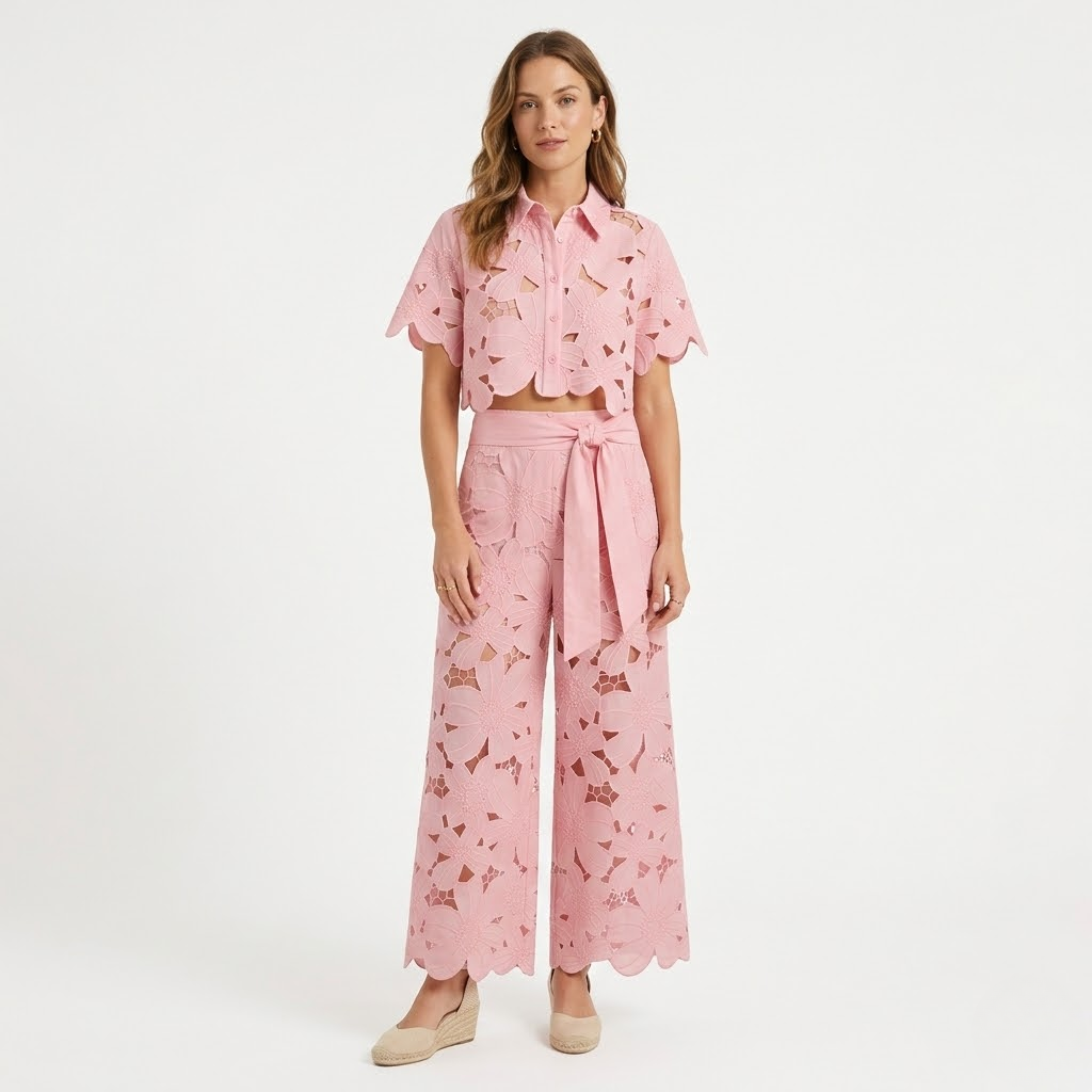 Női két részes szett rövid csipkés felsővel és bő szárú nadrággal