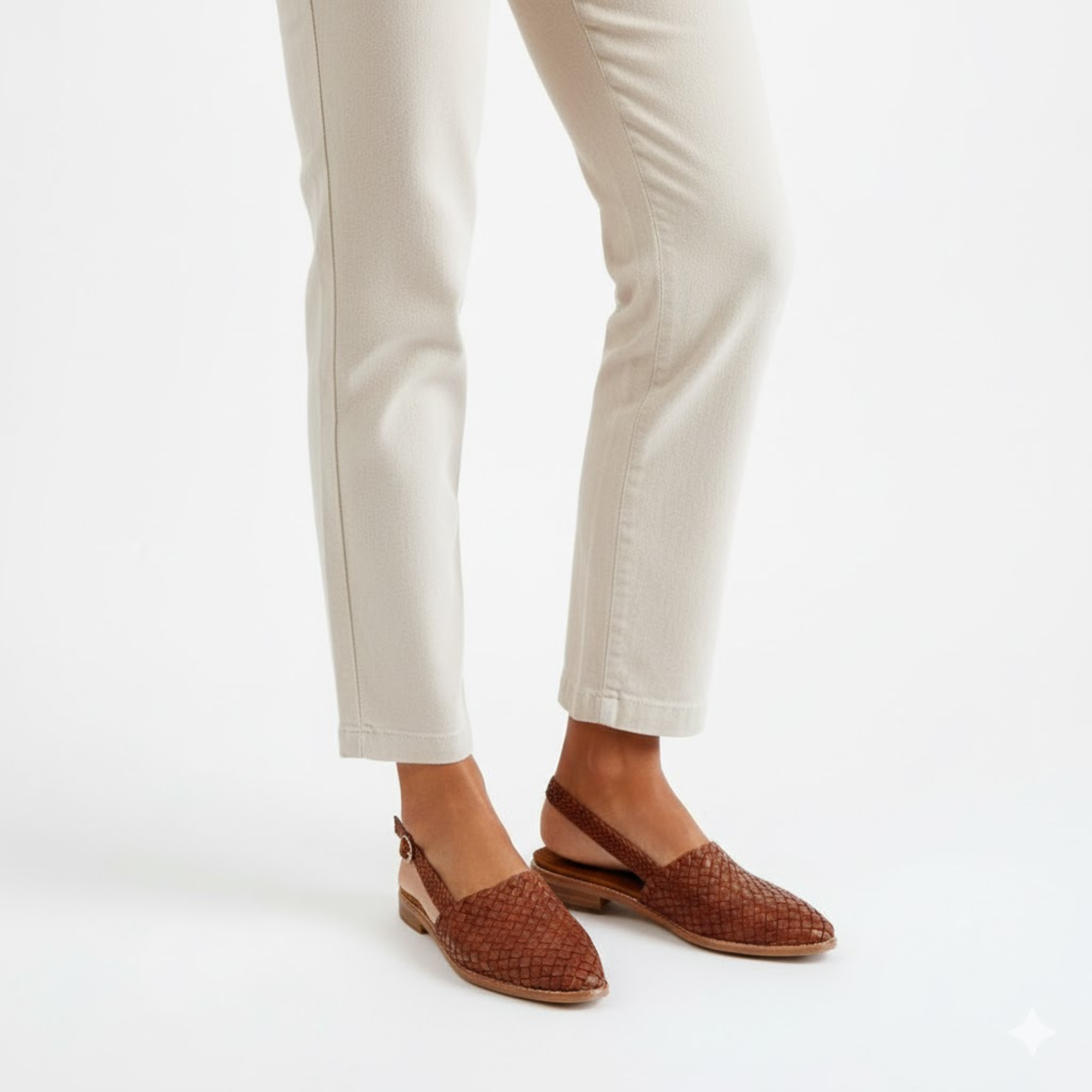 Női hegyes orrú és hátul pántos fonott slingback szandálok