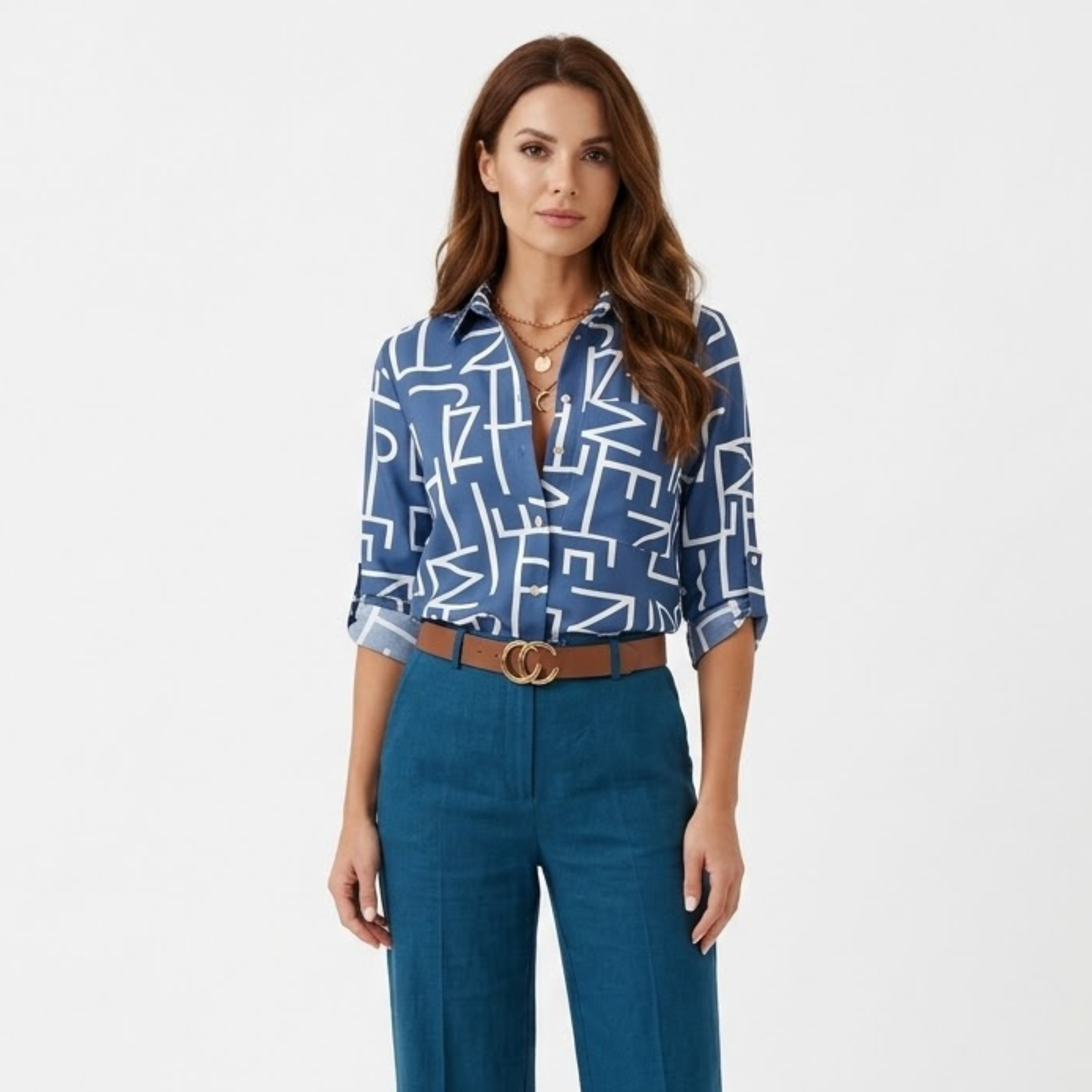 Hosszú ujjú blúz grafikus mintával és hajtókás gallérral