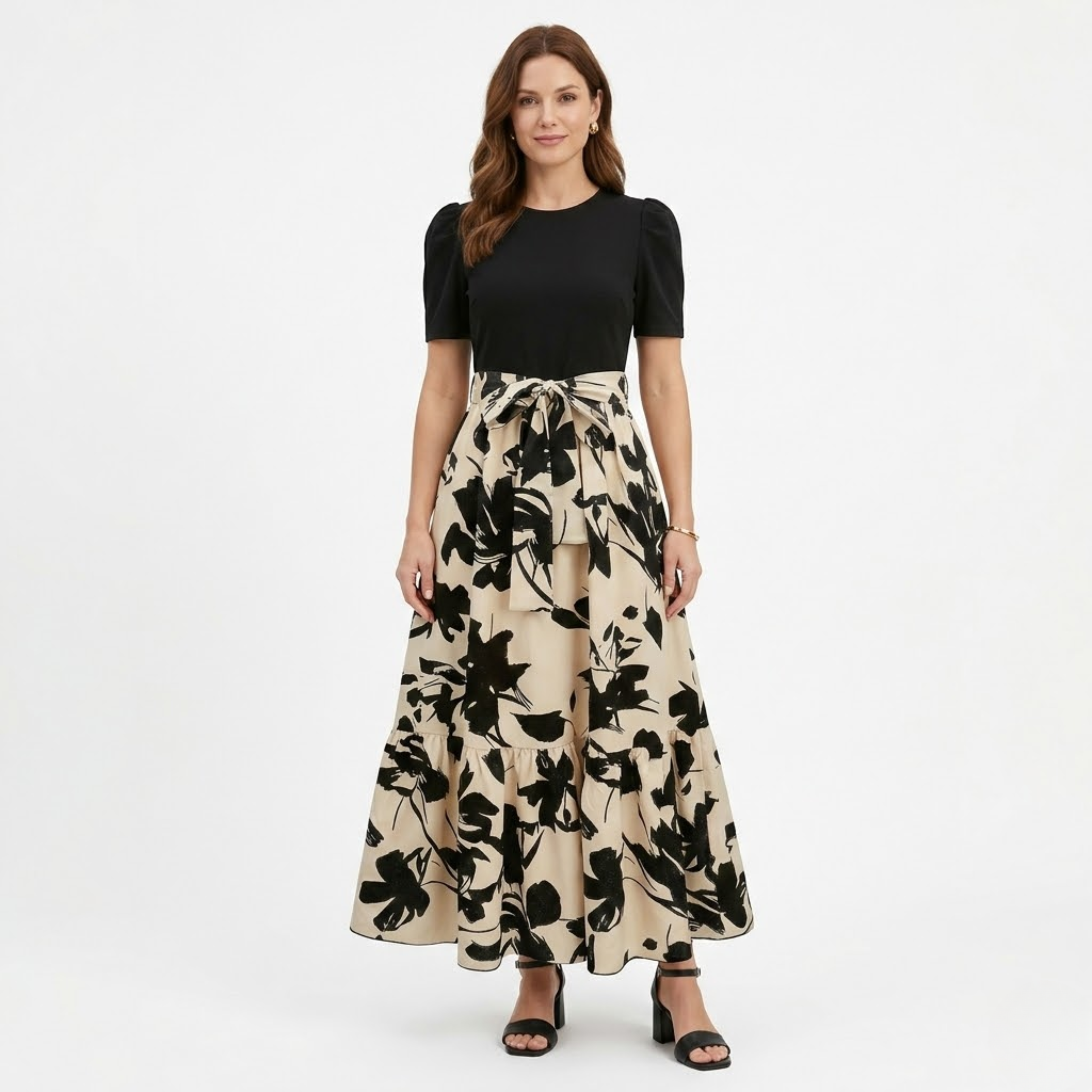 Hosszú trapézruha virágmintával, övvel és fodros ujjakkal