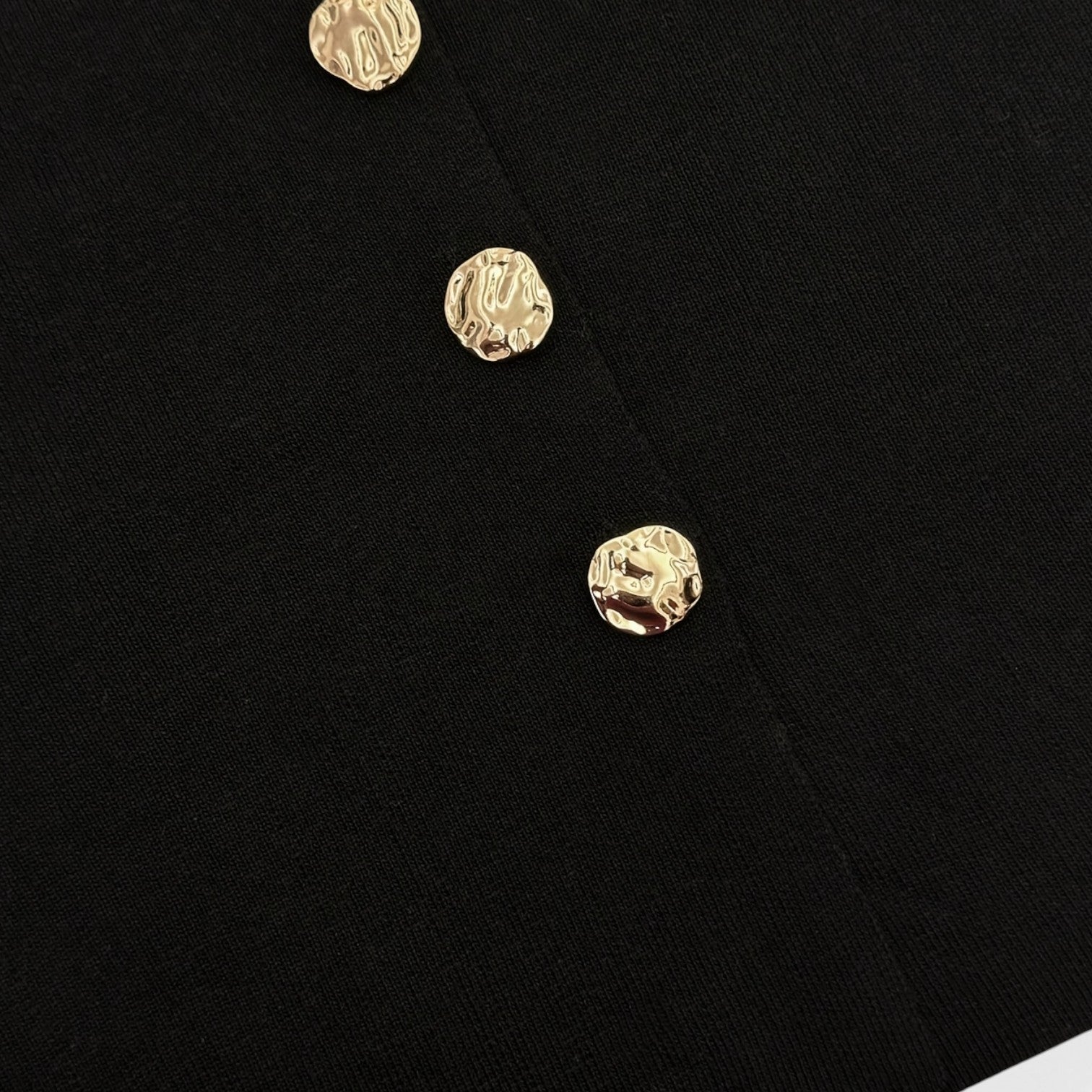 Ancienne Monde | Gilet Sans Manches à Boutons Dorés pour Femme – Simplicité Sculptée