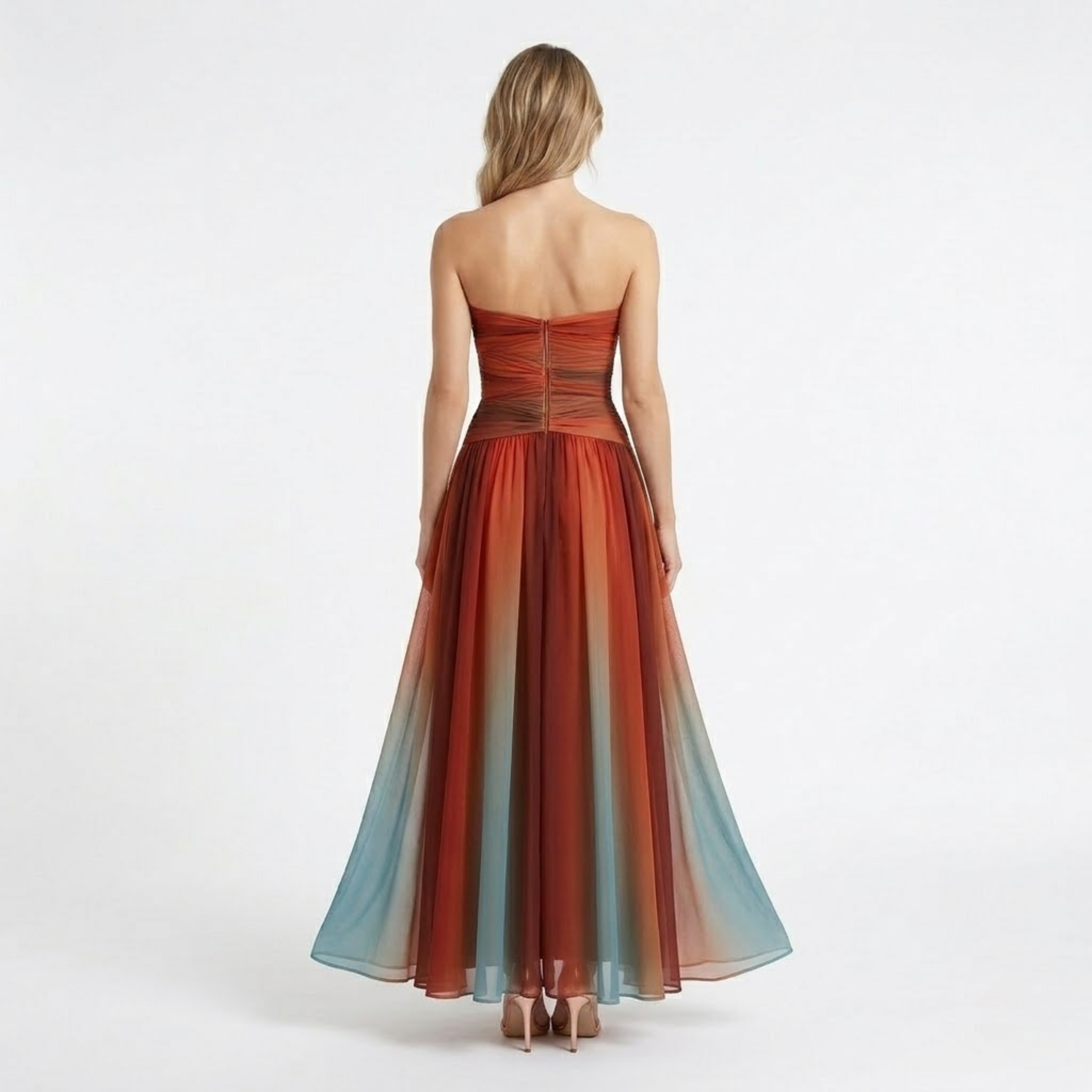 Hosszú, bővülő ruha vállvillantós, áttört részletekkel és ombre mintával