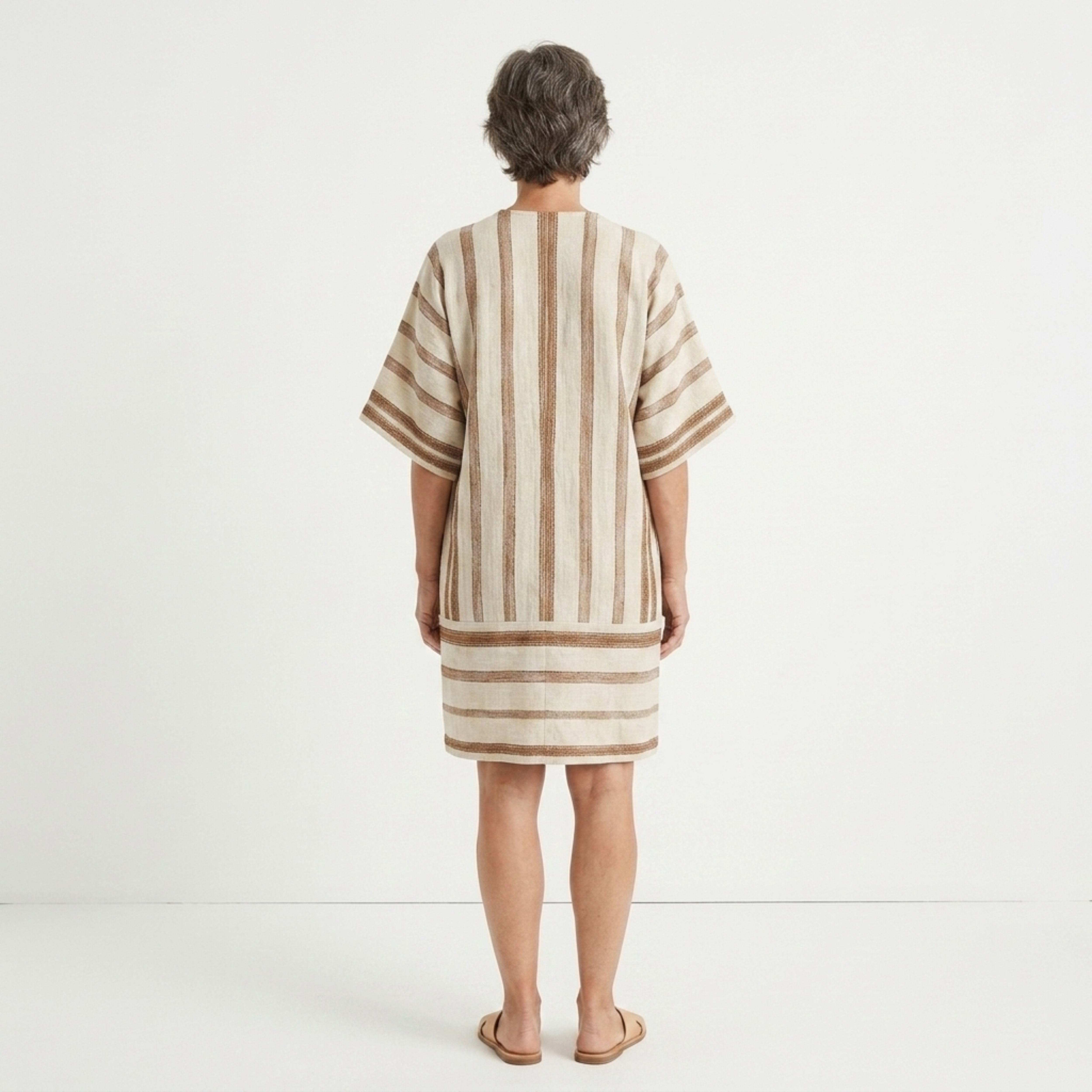 Bata kimono de playa a rayas — kaftán amplio con pompones — vacaciones de verano