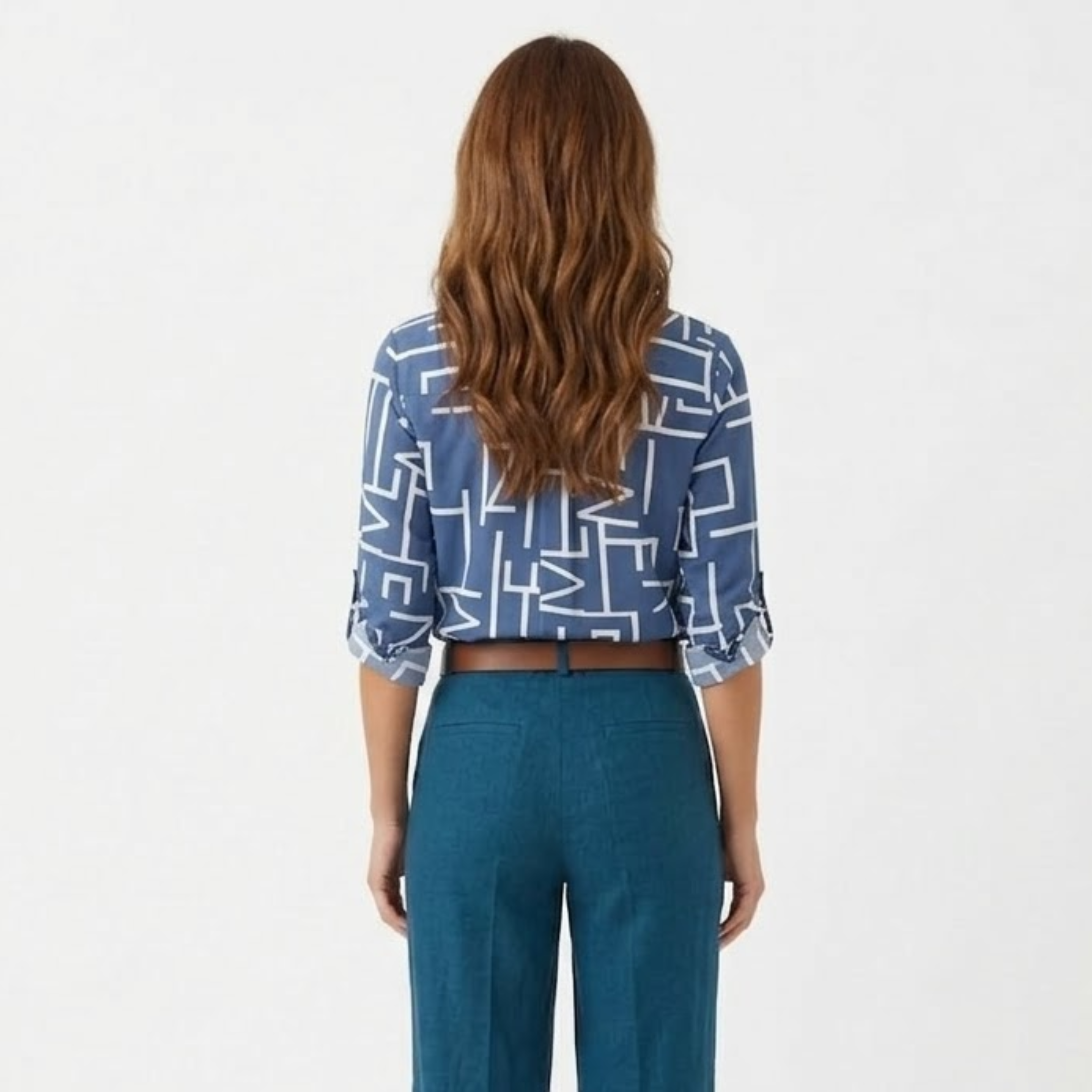 Hosszú ujjú blúz grafikus mintával és hajtókás gallérral