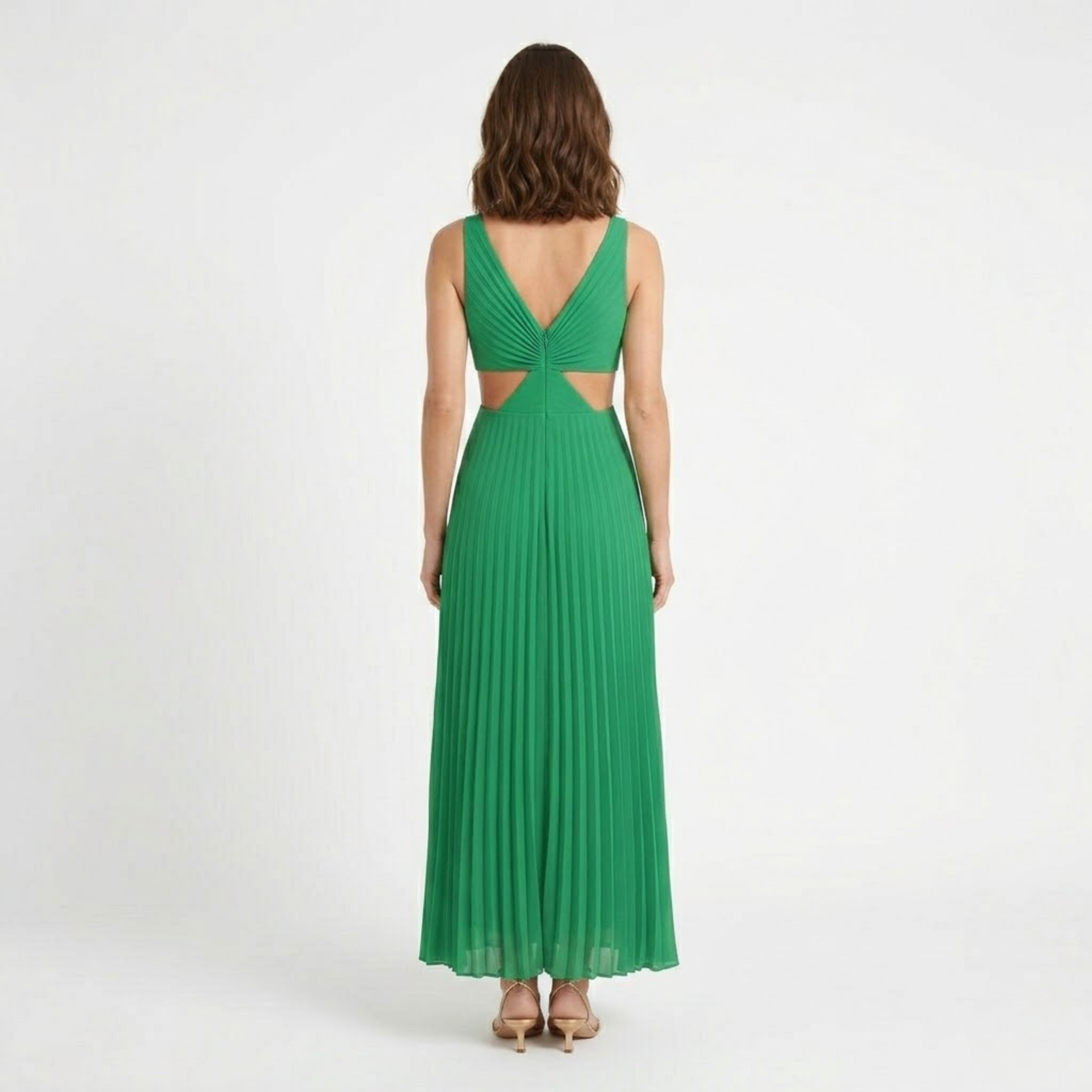 Hosszú pliszírozott ruha V-nyakú, oldalsó kivágásokkal és nyitott háttal