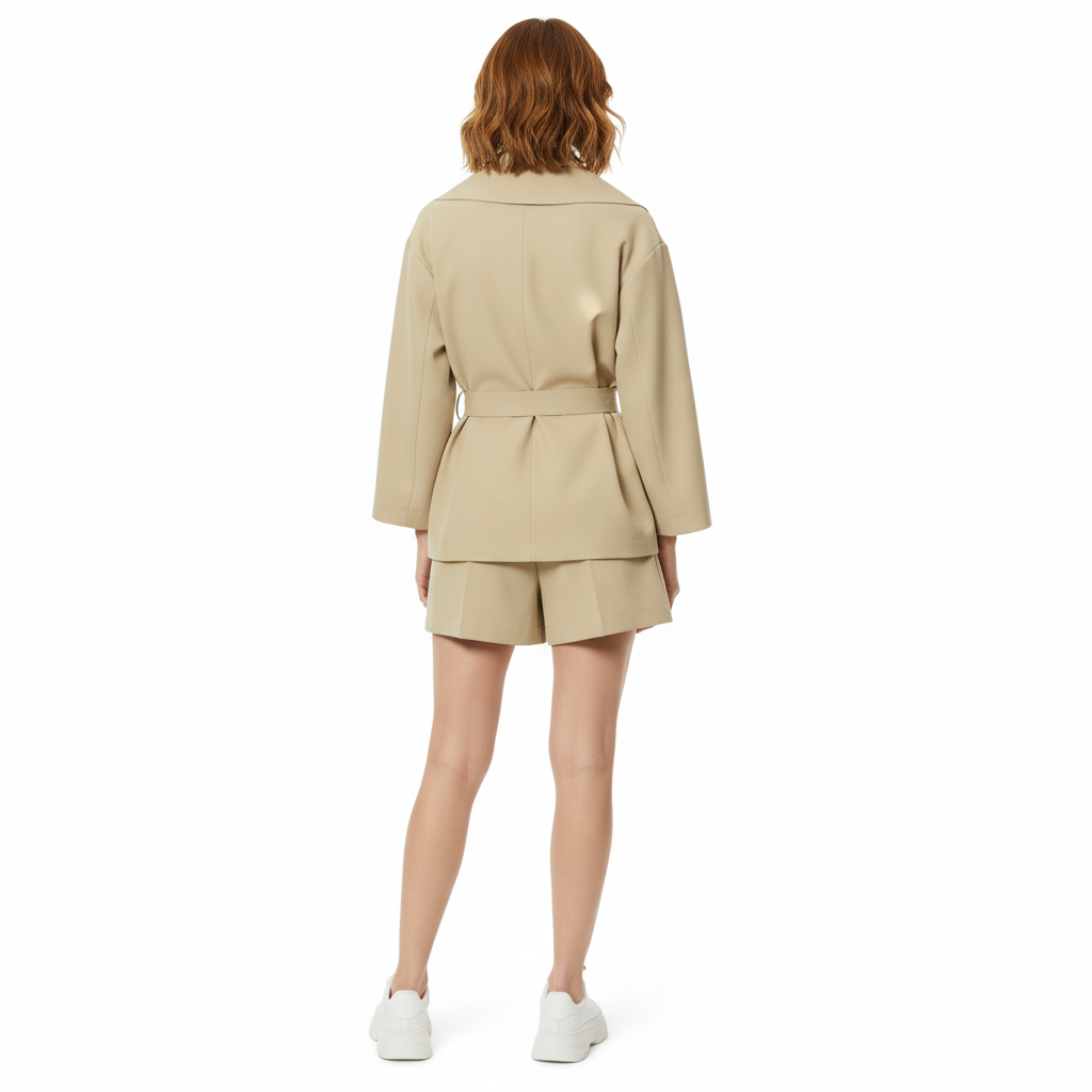 Női kétdarabos szett övvel megkötött blézerrel és egysoros gombolású rövidnadrágos zakóval