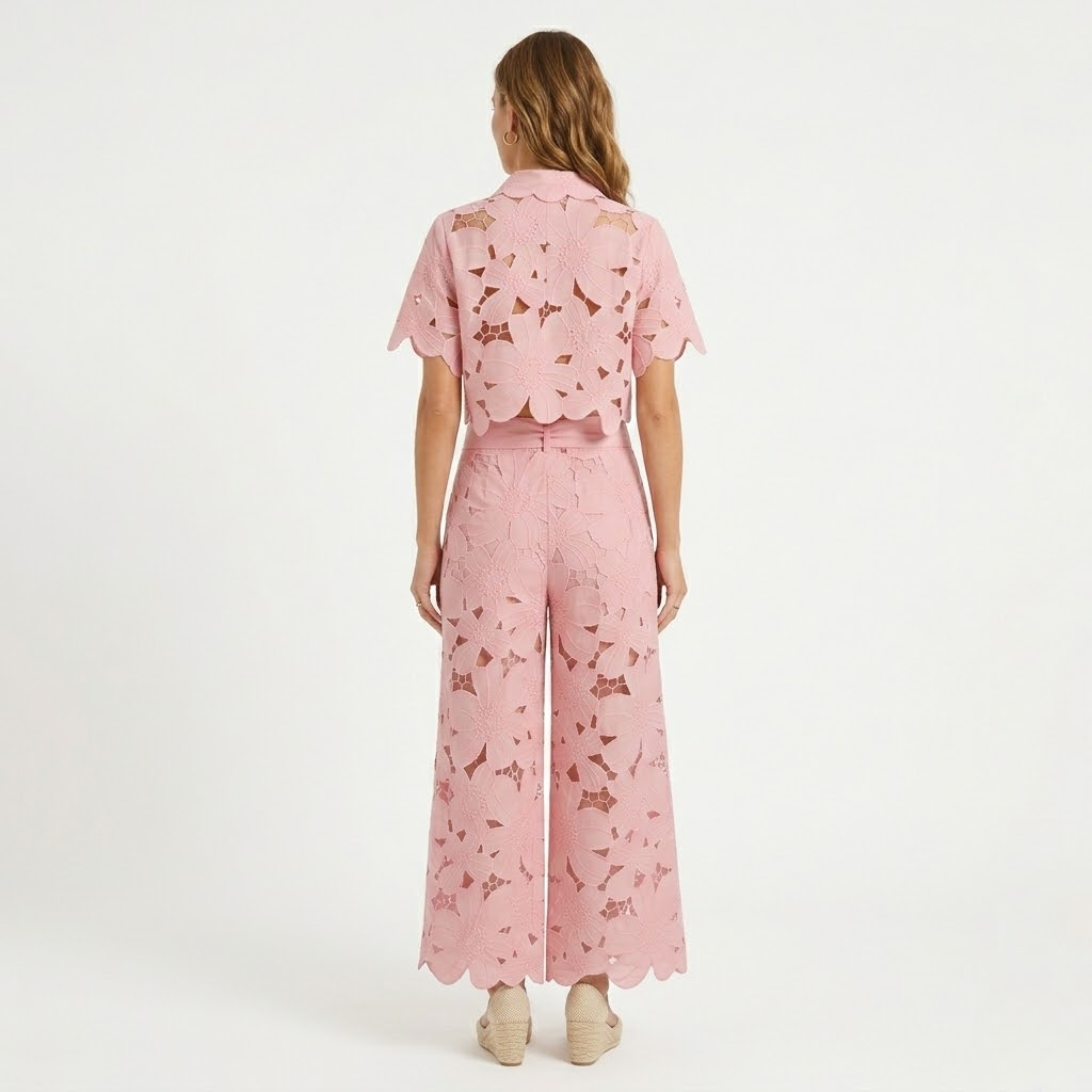 Női két részes szett rövid csipkés felsővel és bő szárú nadrággal