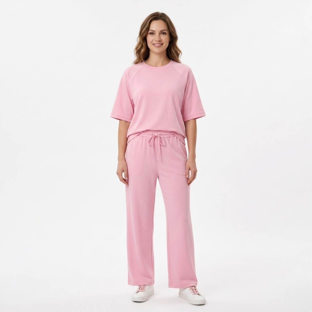 Női kétdarabos szett kerek nyakú pólóval és bőszárú, légies nadrággal