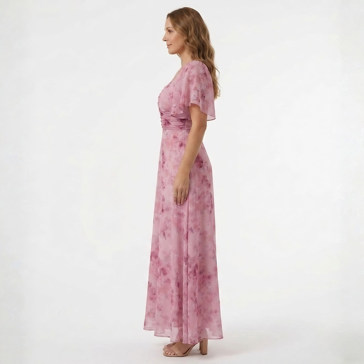 Vestido largo floral para invitada de boda con mangas con volantes y escote corazón