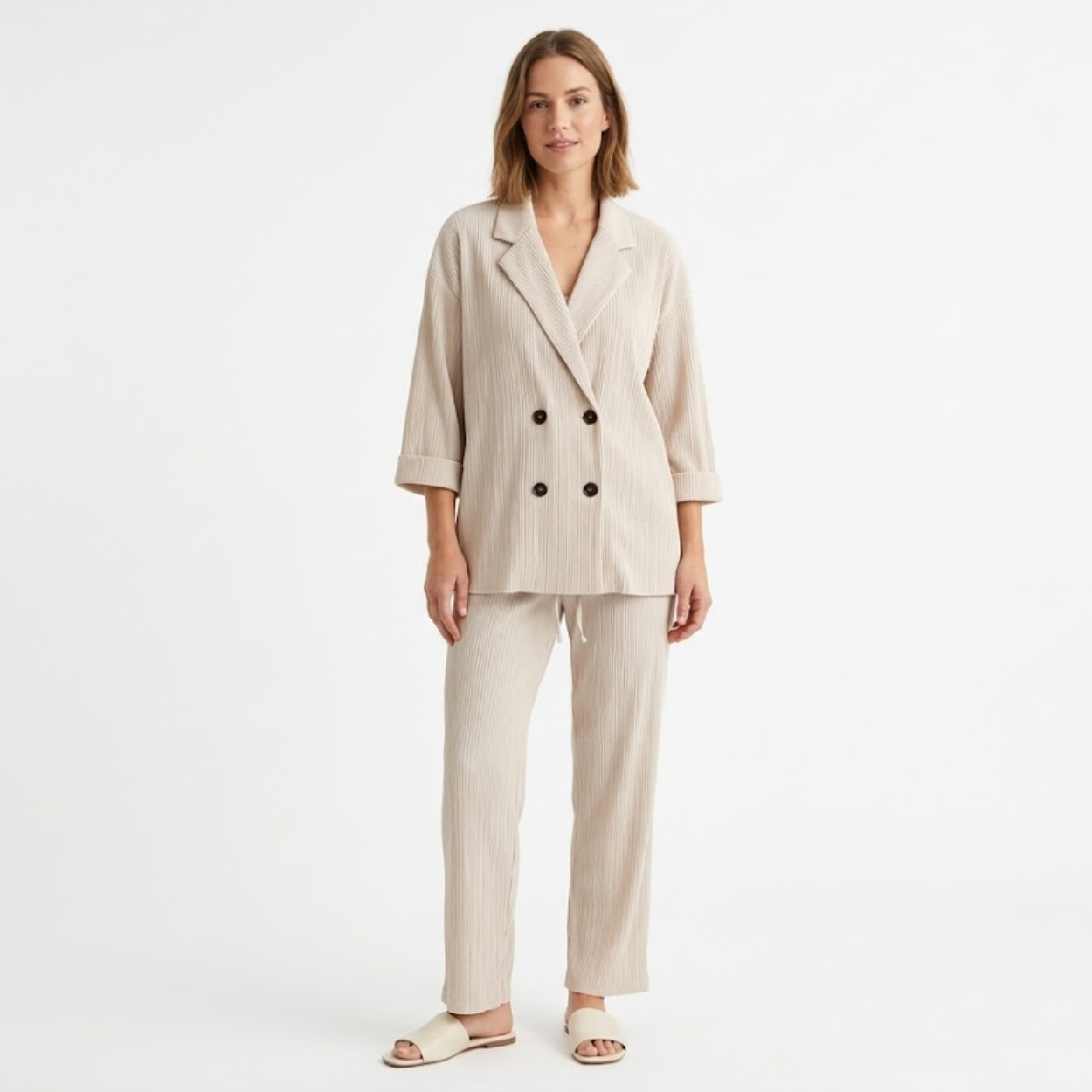 Női folyékony pliszírozott hatású nadrágkosztüm átlapolt blézerrel és bő szabással