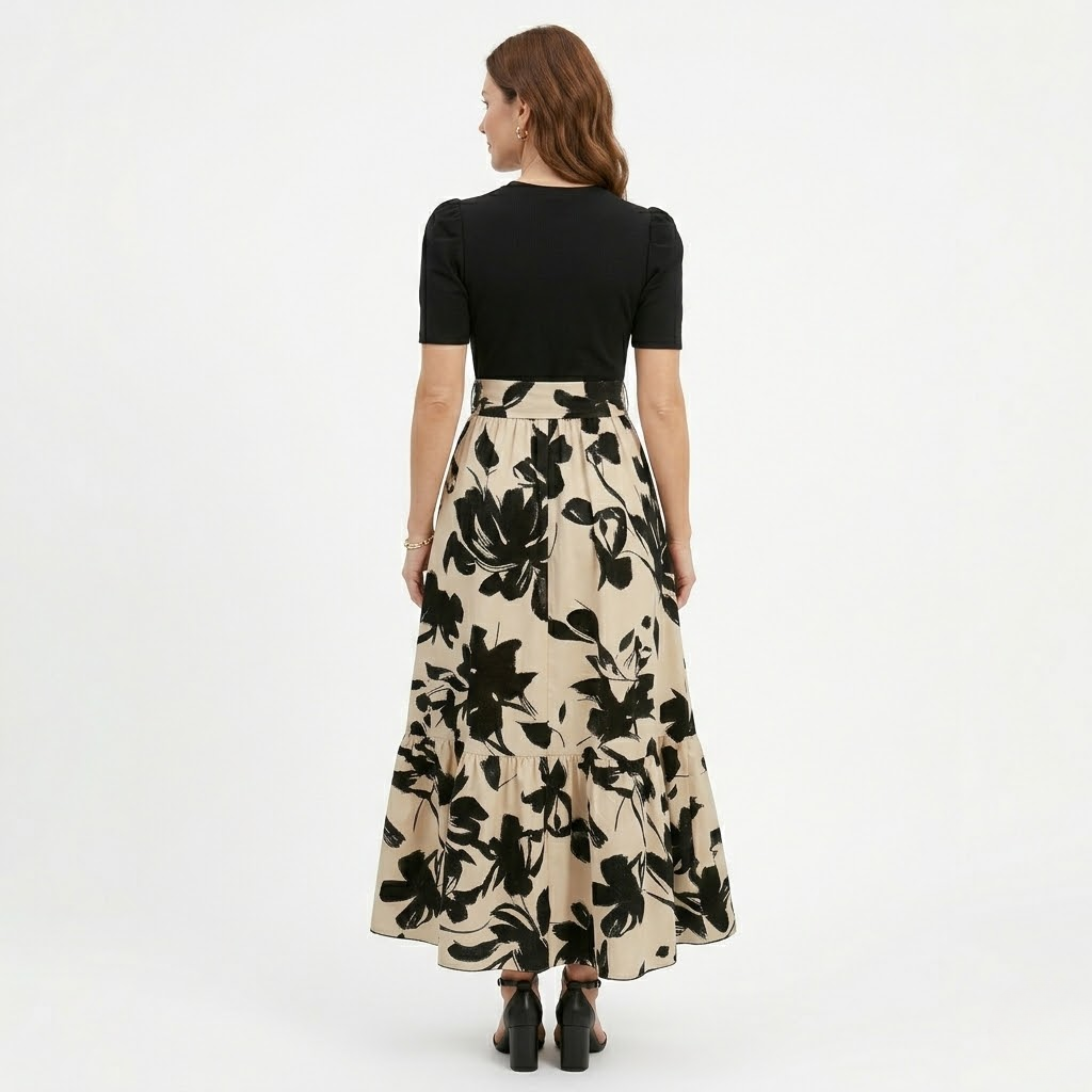 Hosszú trapézruha virágmintával, övvel és fodros ujjakkal