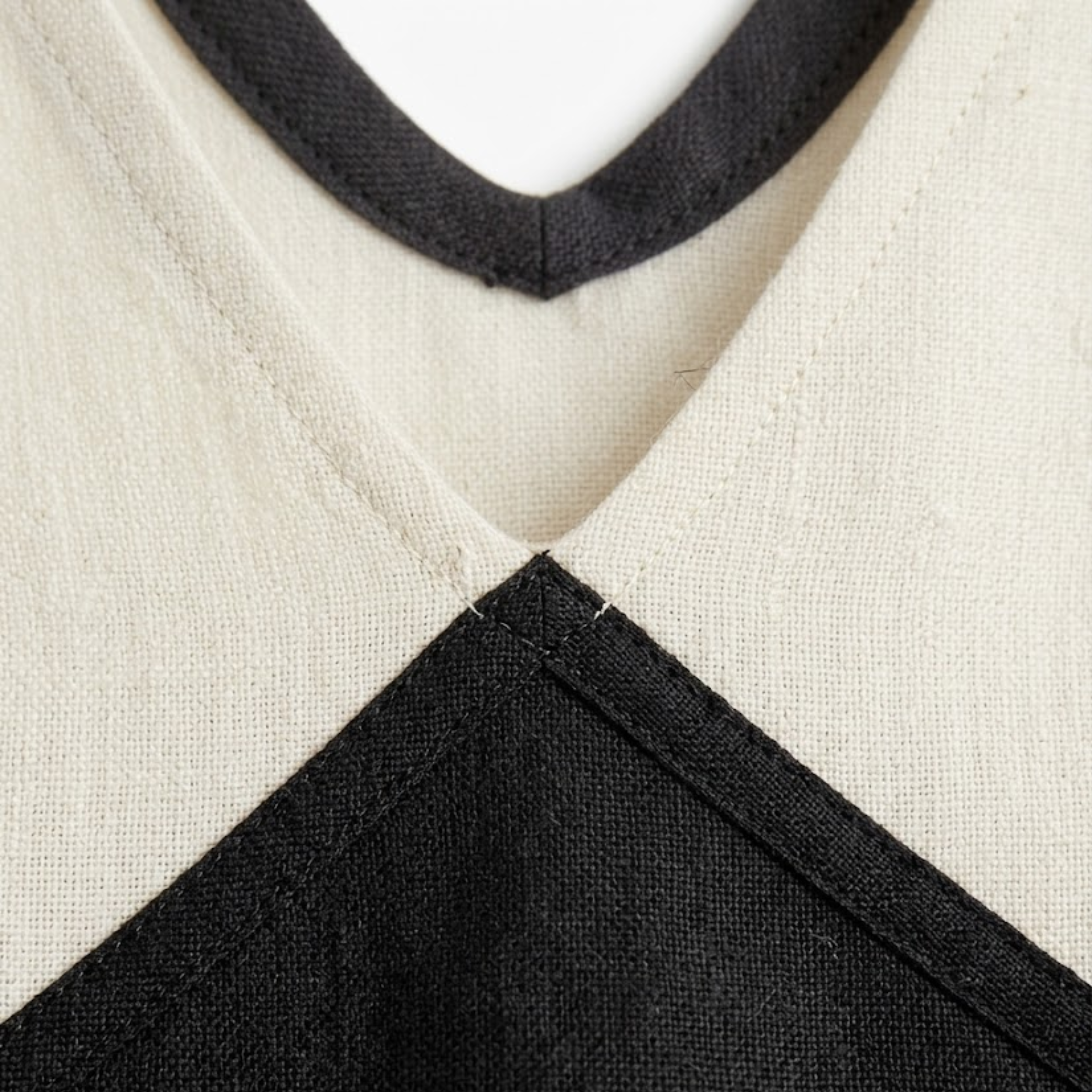 Abito lungo in satin senza maniche con scollo a V e design a contrasto