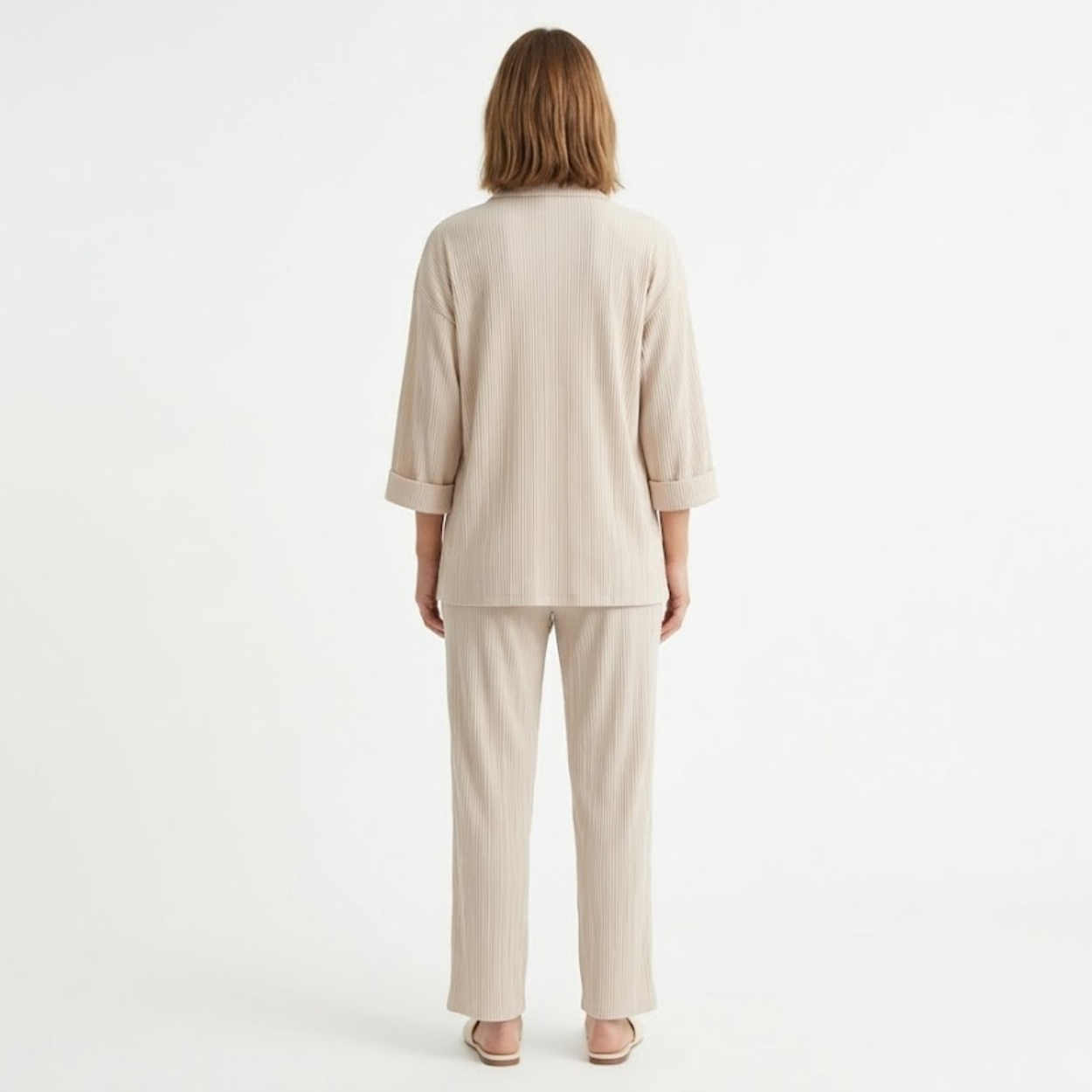 Női folyékony pliszírozott hatású nadrágkosztüm átlapolt blézerrel és bő szabással