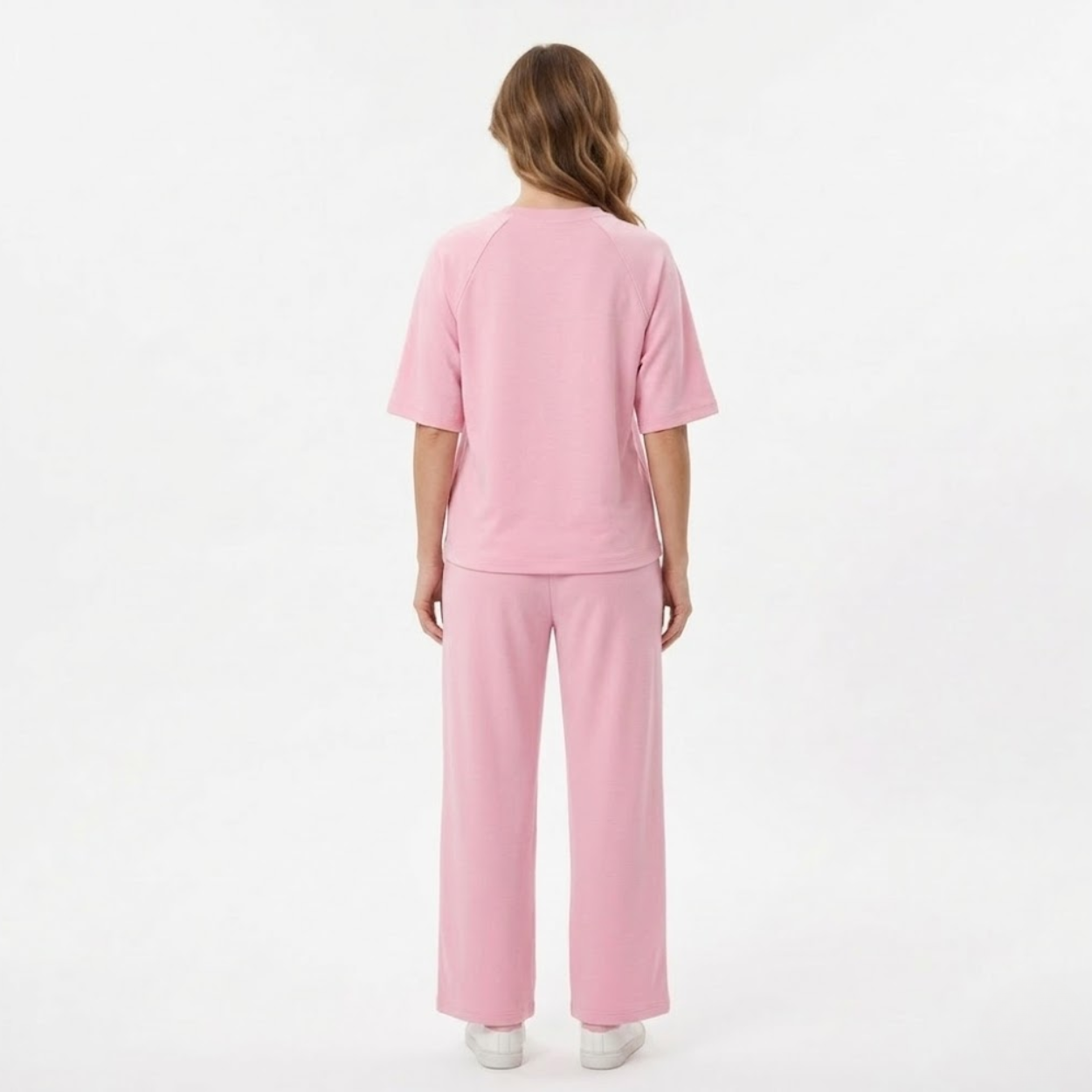 Női kétdarabos szett kerek nyakú pólóval és bőszárú, légies nadrággal