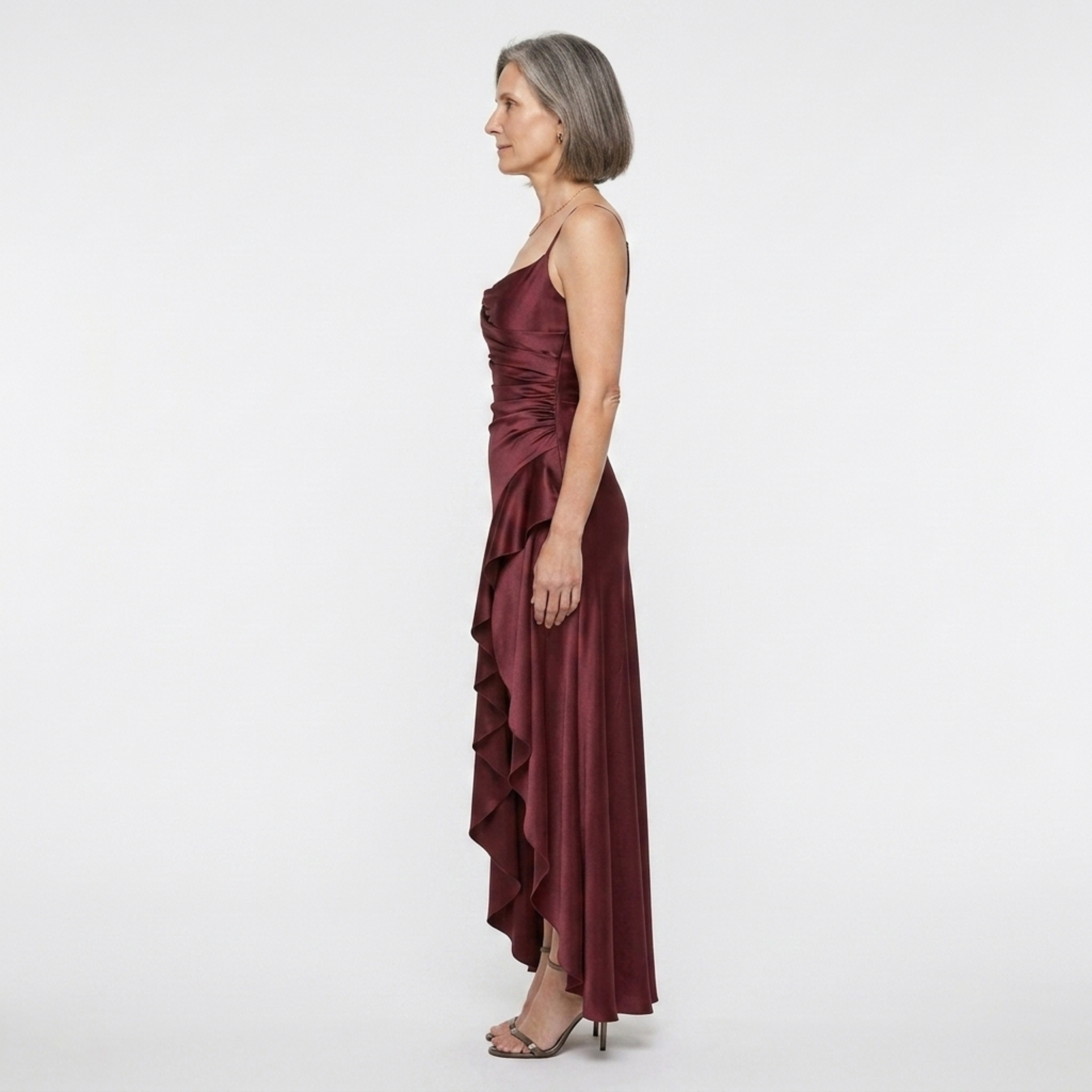 Vestido largo de mujer — satén con dobladillo asimétrico y volantes | noche elegante