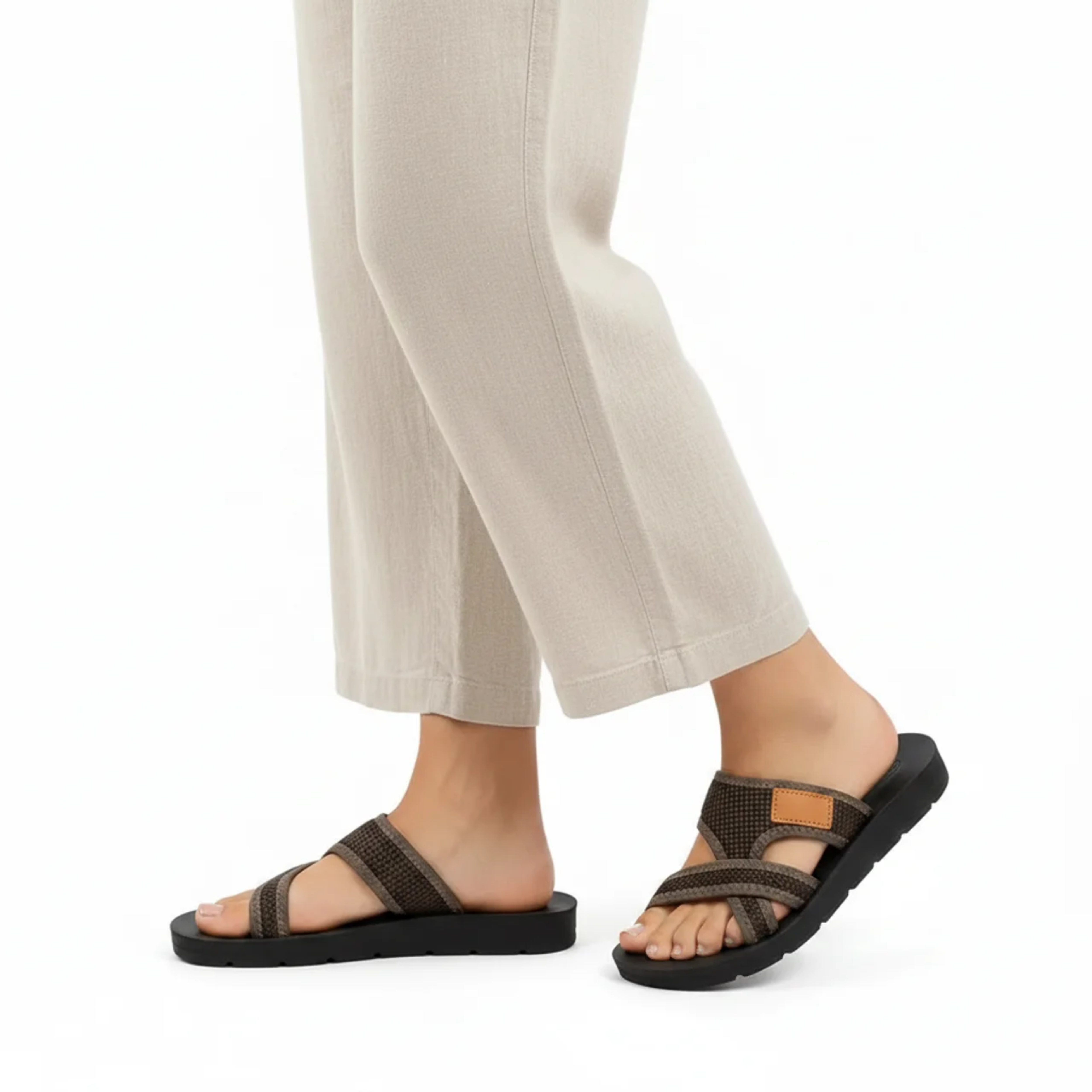 Slip-on women's sandals — breathable mesh — flat heel — beach and everyday use