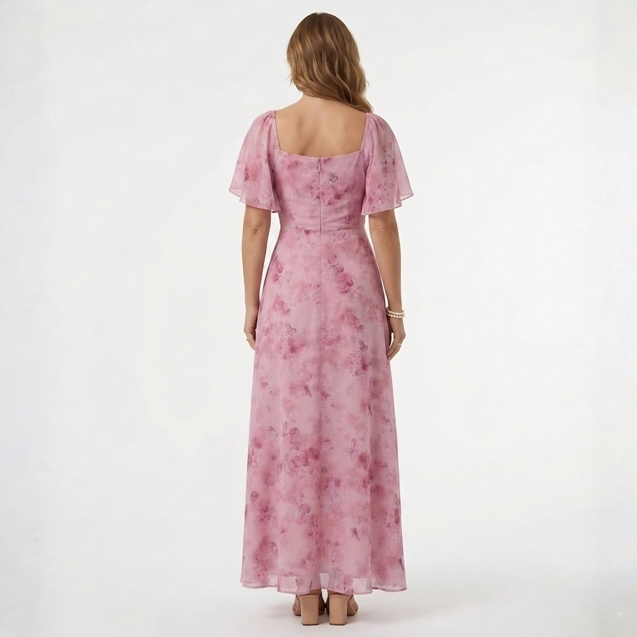 Vestido largo floral para invitada de boda con mangas con volantes y escote corazón