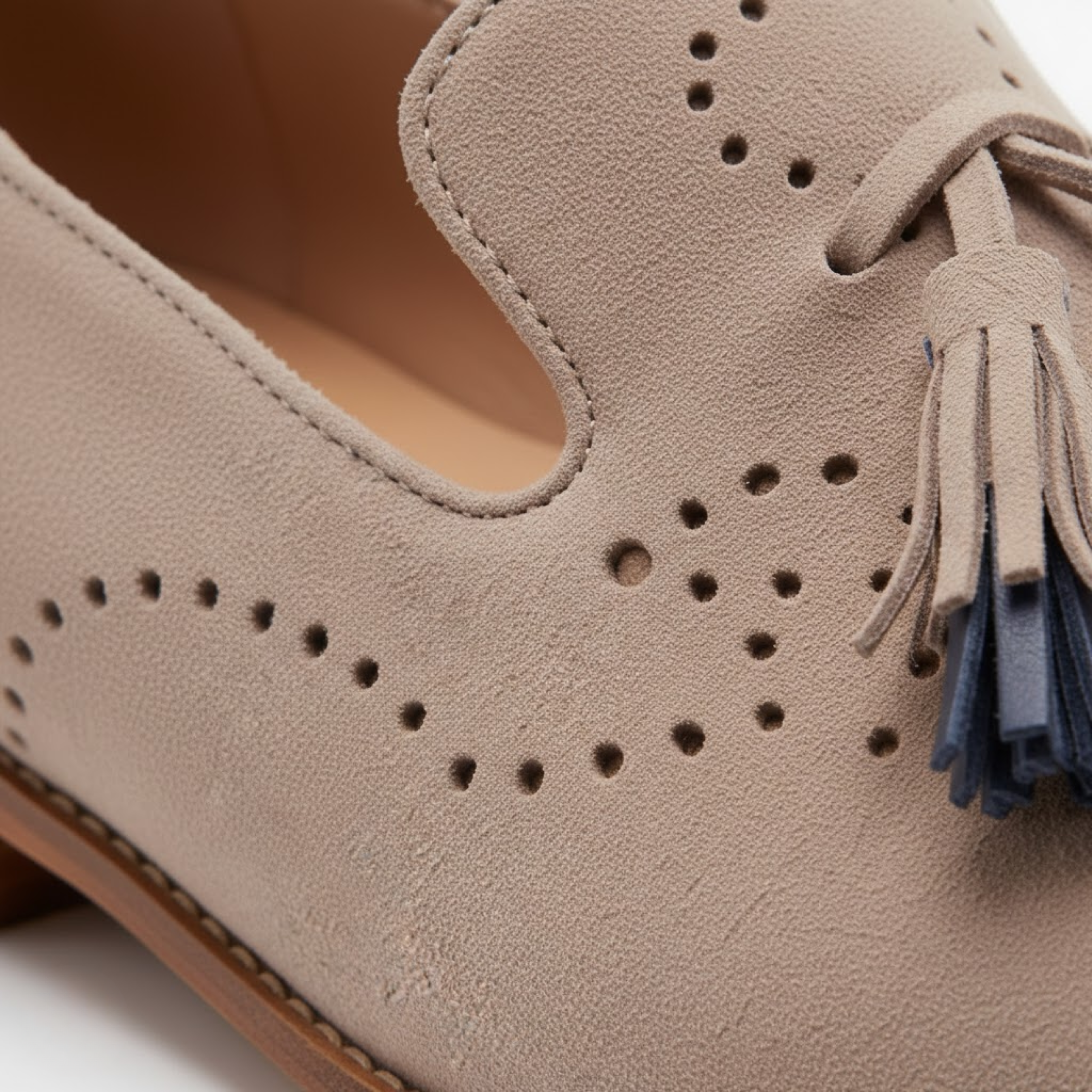 Mocasines de gamuza para mujer con borlas decorativas y detalles perforados