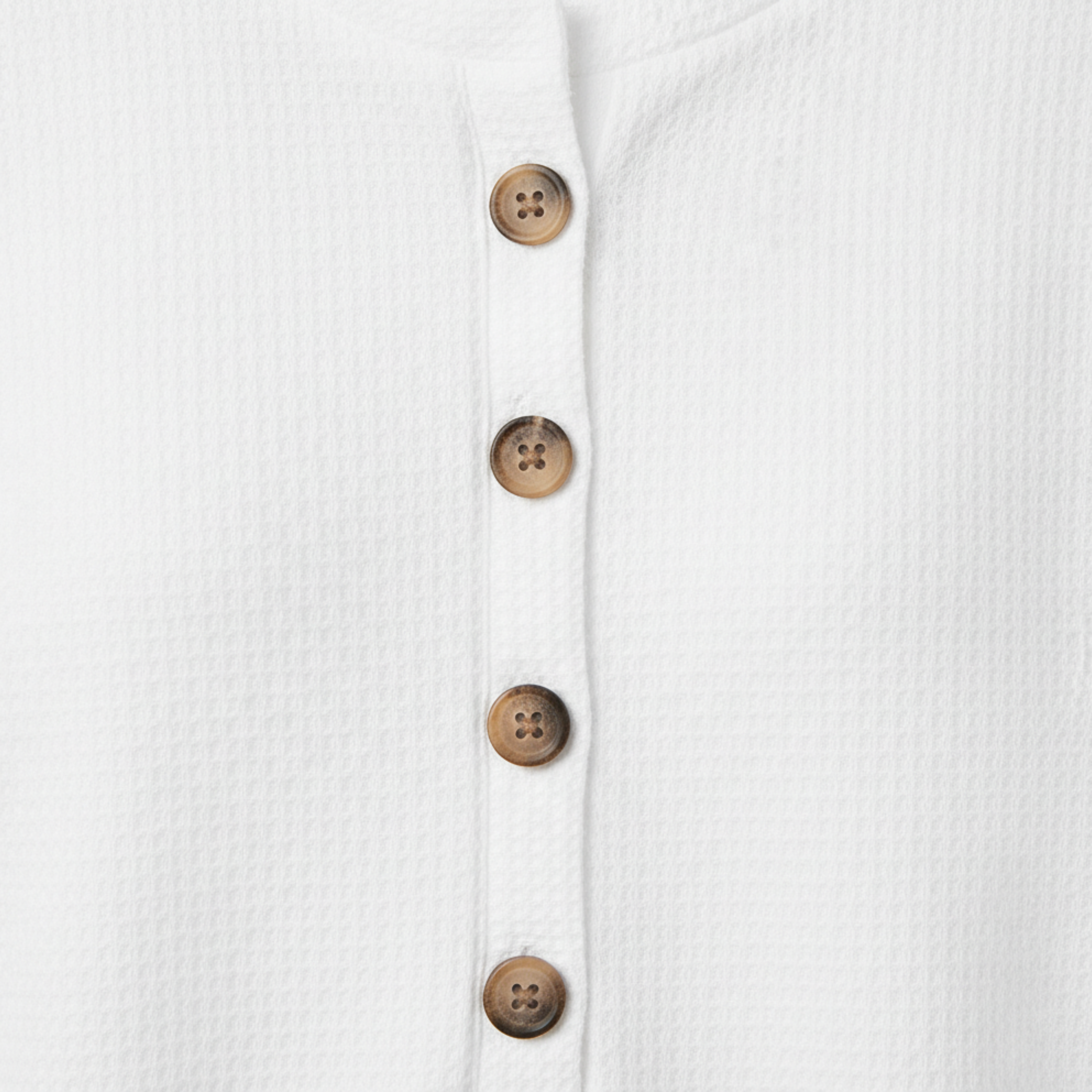 T-shirt donna a maniche corte, taglio ampio, in maglia con dettagli di bottoni decorativi
