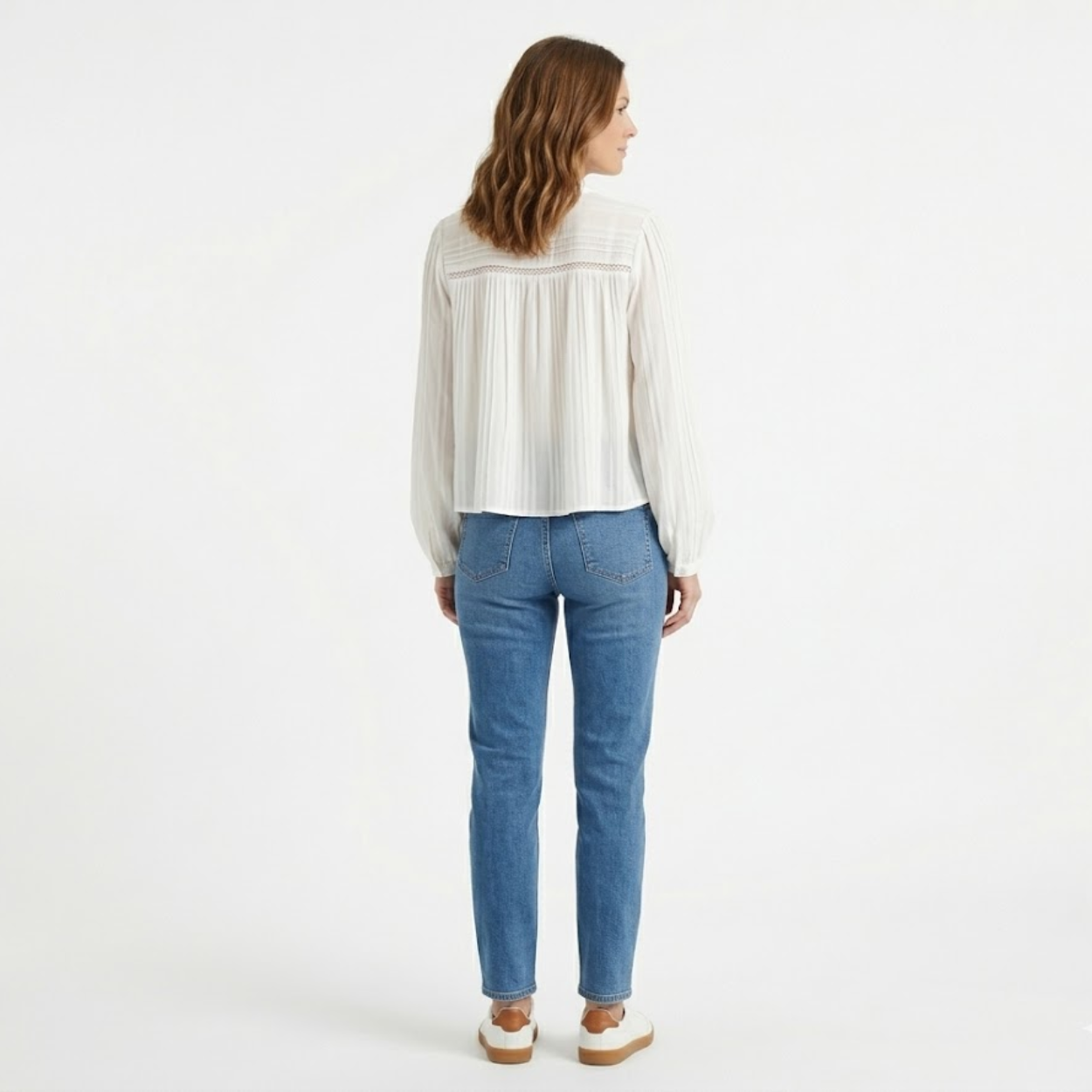 Hosszú ujjú blúz csipkerészletekkel és V-nyakú kivágással nőknek