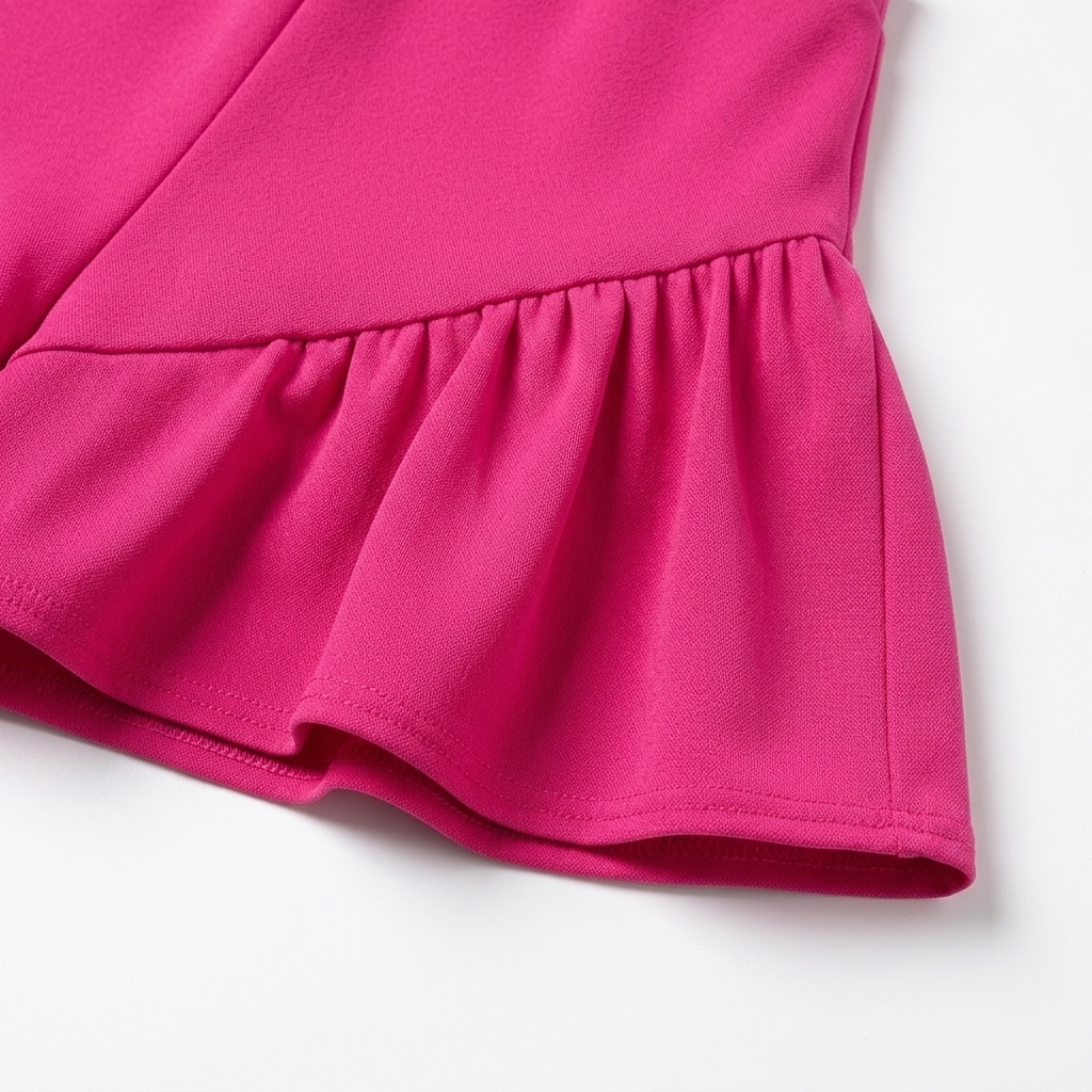 Sæt i store størrelser med bare skuldre og flæse-shorts