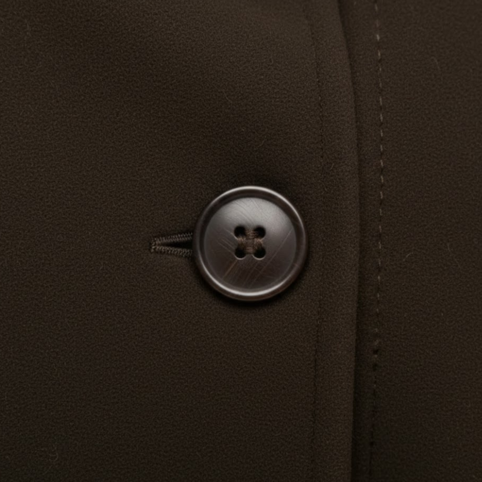 Strukturált köpenykabát övvel és álló gallérral