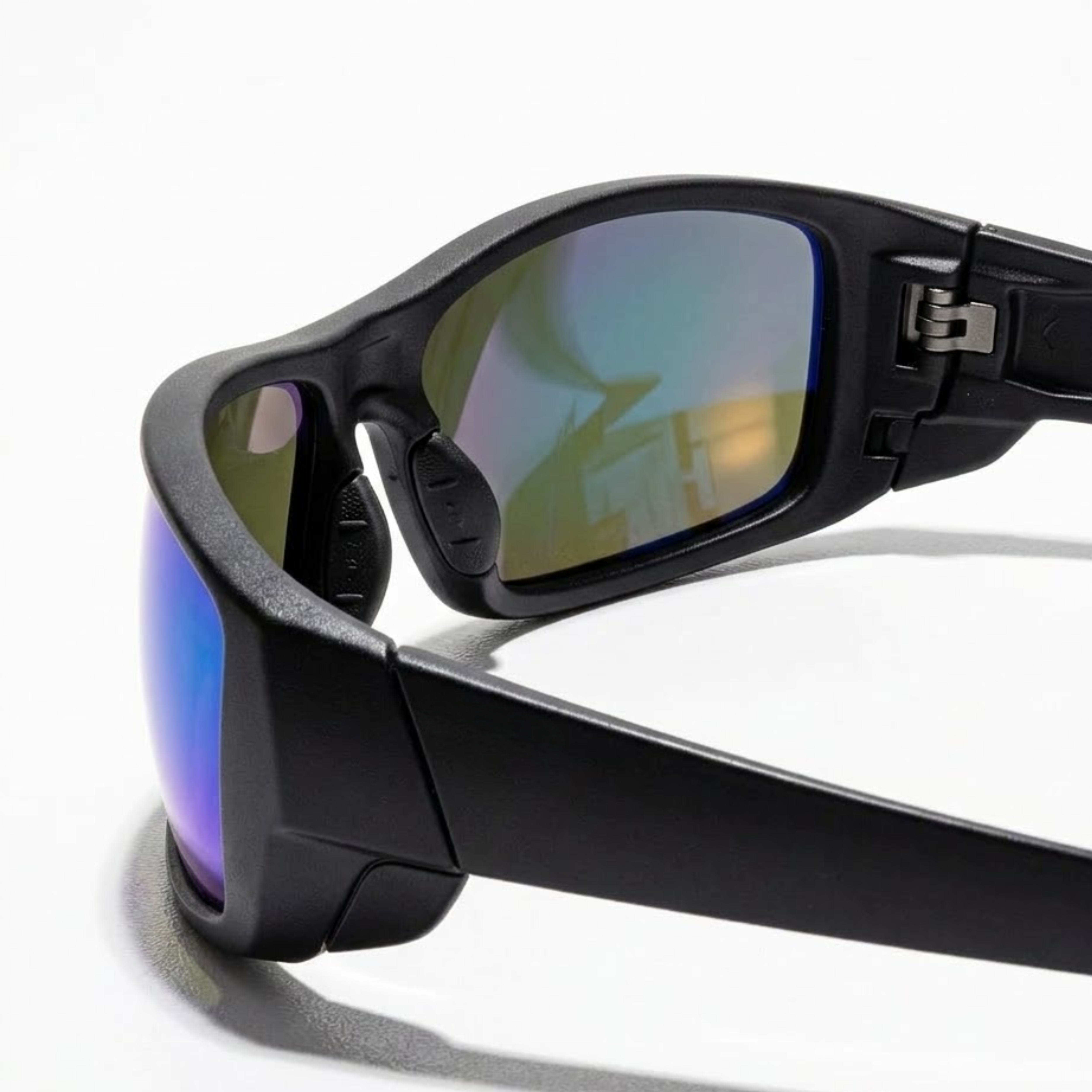 Gafas de sol deportivas envolventes con montura de policarbonato y protección UV