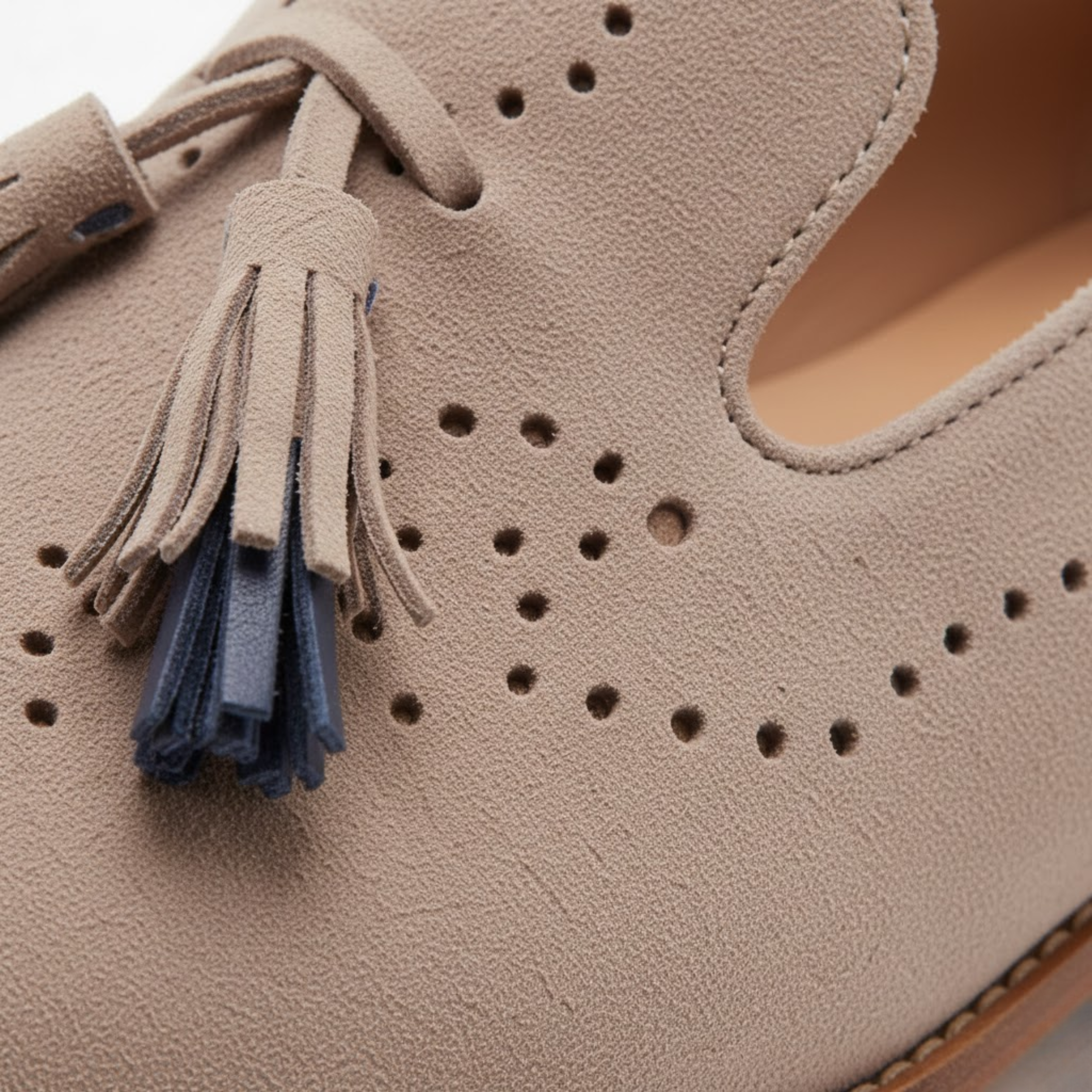 Mocasines de gamuza para mujer con borlas decorativas y detalles perforados