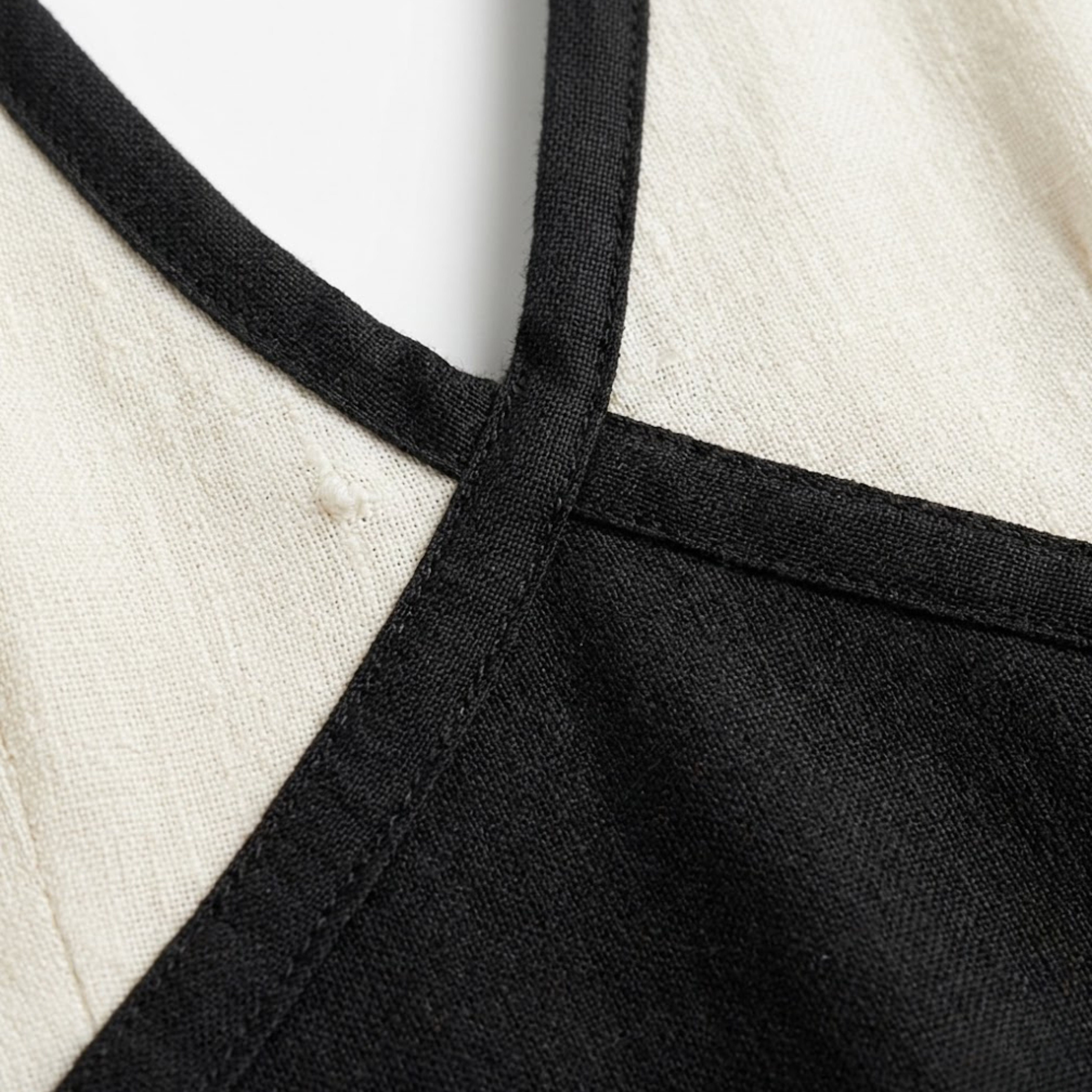 Abito lungo in satin senza maniche con scollo a V e design a contrasto