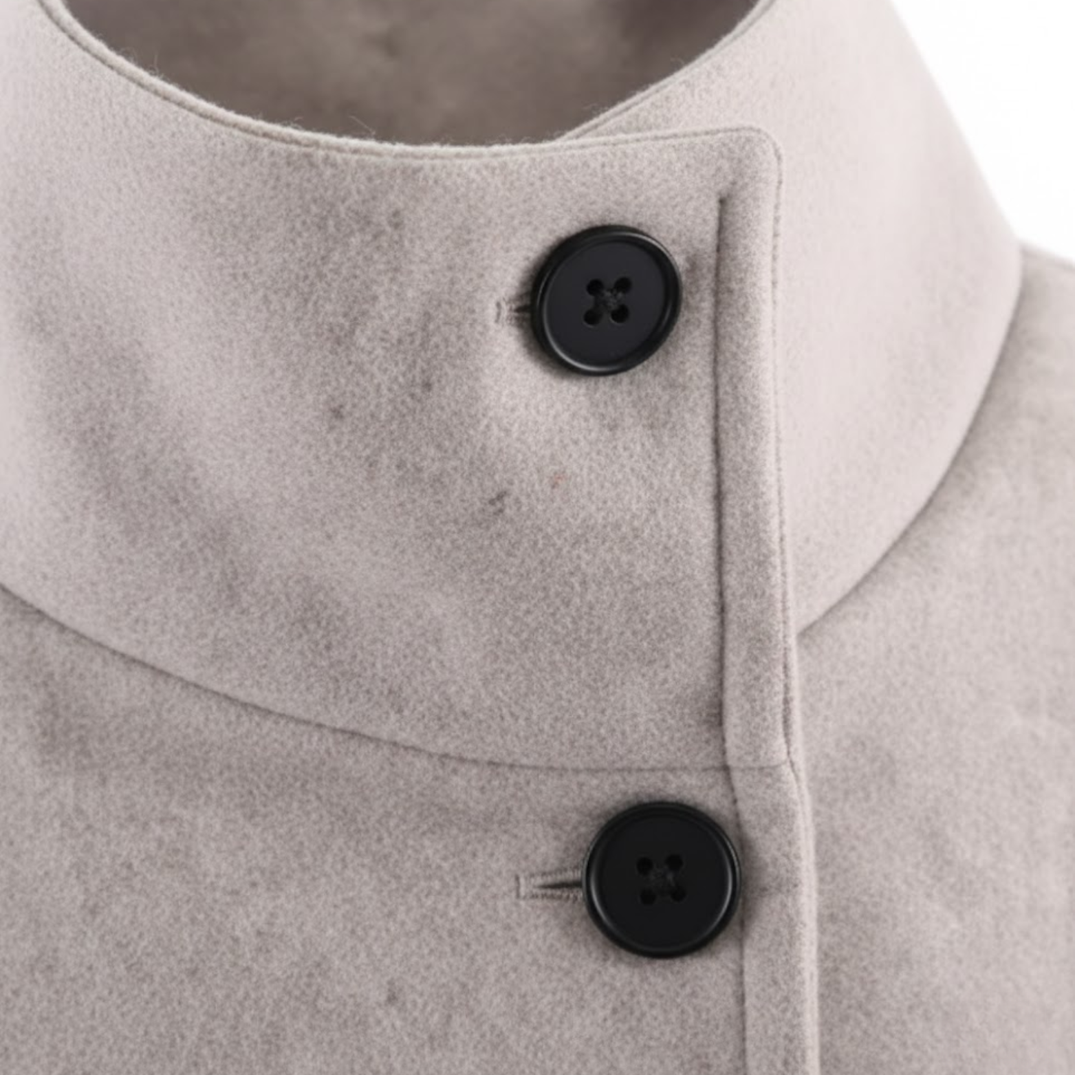 Chaqueta corta para mujer con cuello alto y cierre sencillo de corte informal