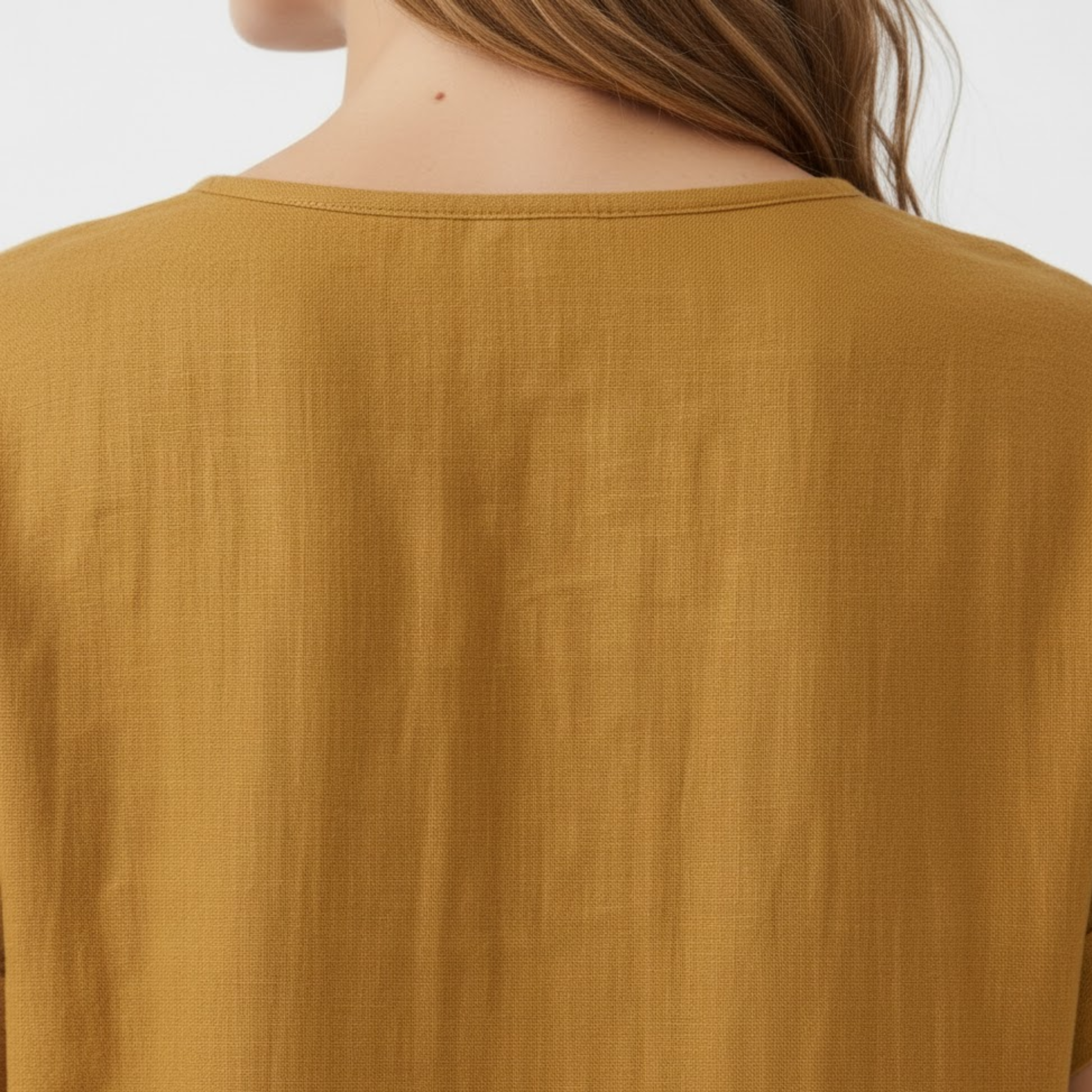 Rövid lenruha V-nyakú és felhajtott rövid ujjakkal