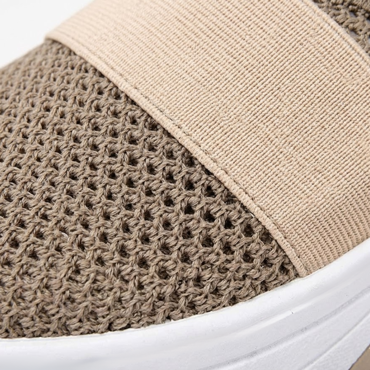 Mules Tipo Baskets com Sola Grossa e Malha Respirável