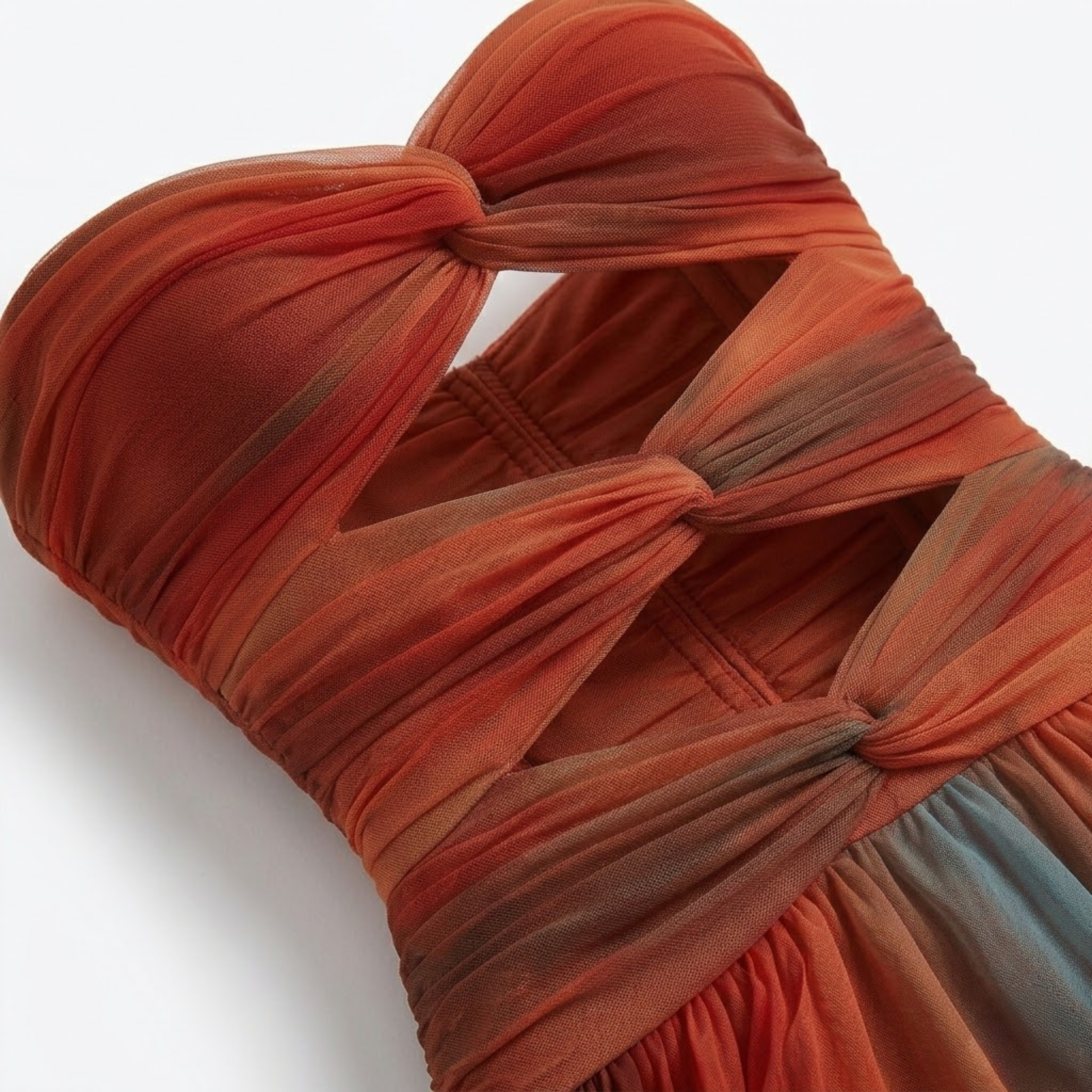 Vestido Longo Evasê com Ombros Descobertos, Detalhes Vazados e Estampa Degradê