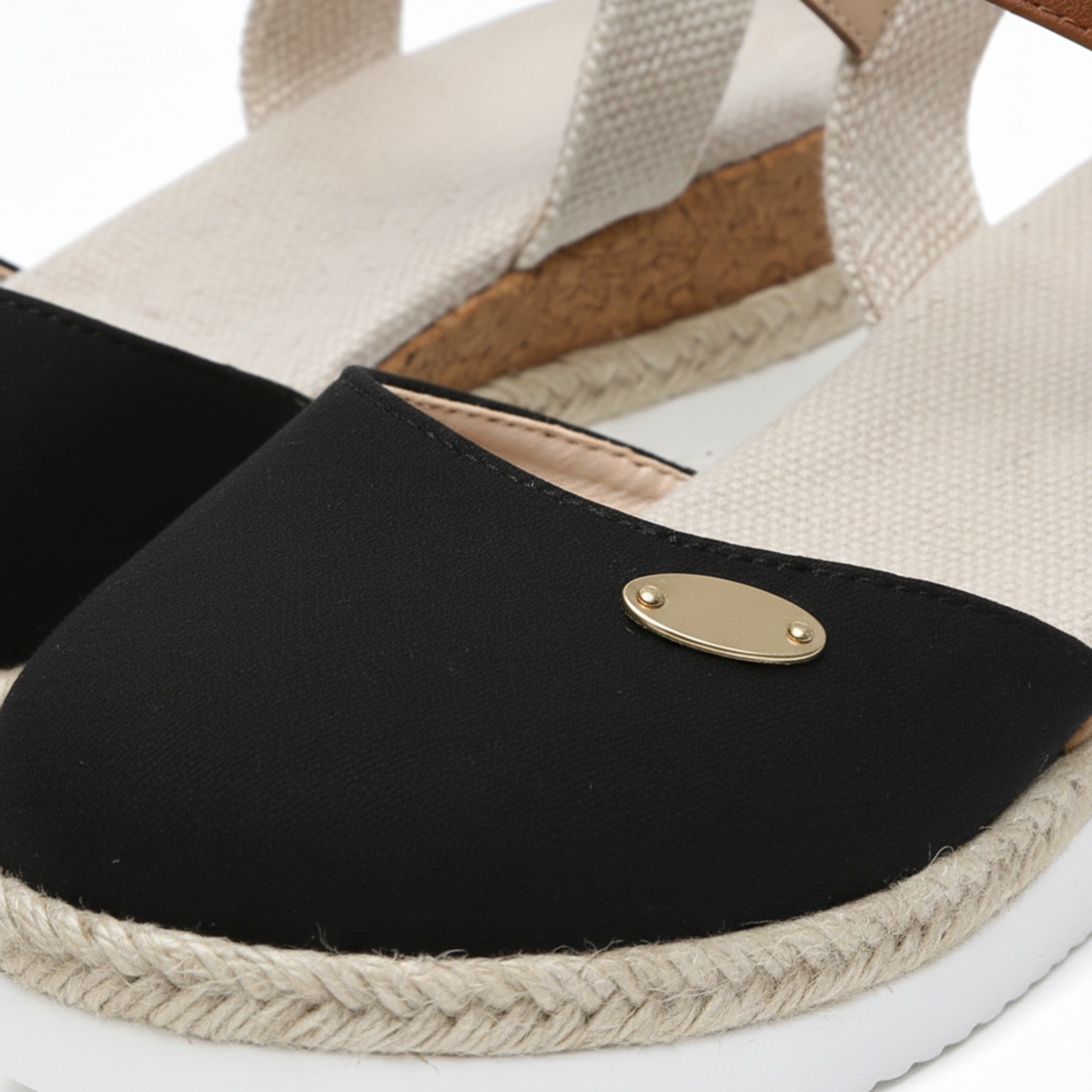 Lukkede espadrilles-sandaler til kvinder med hælrem og plateau
