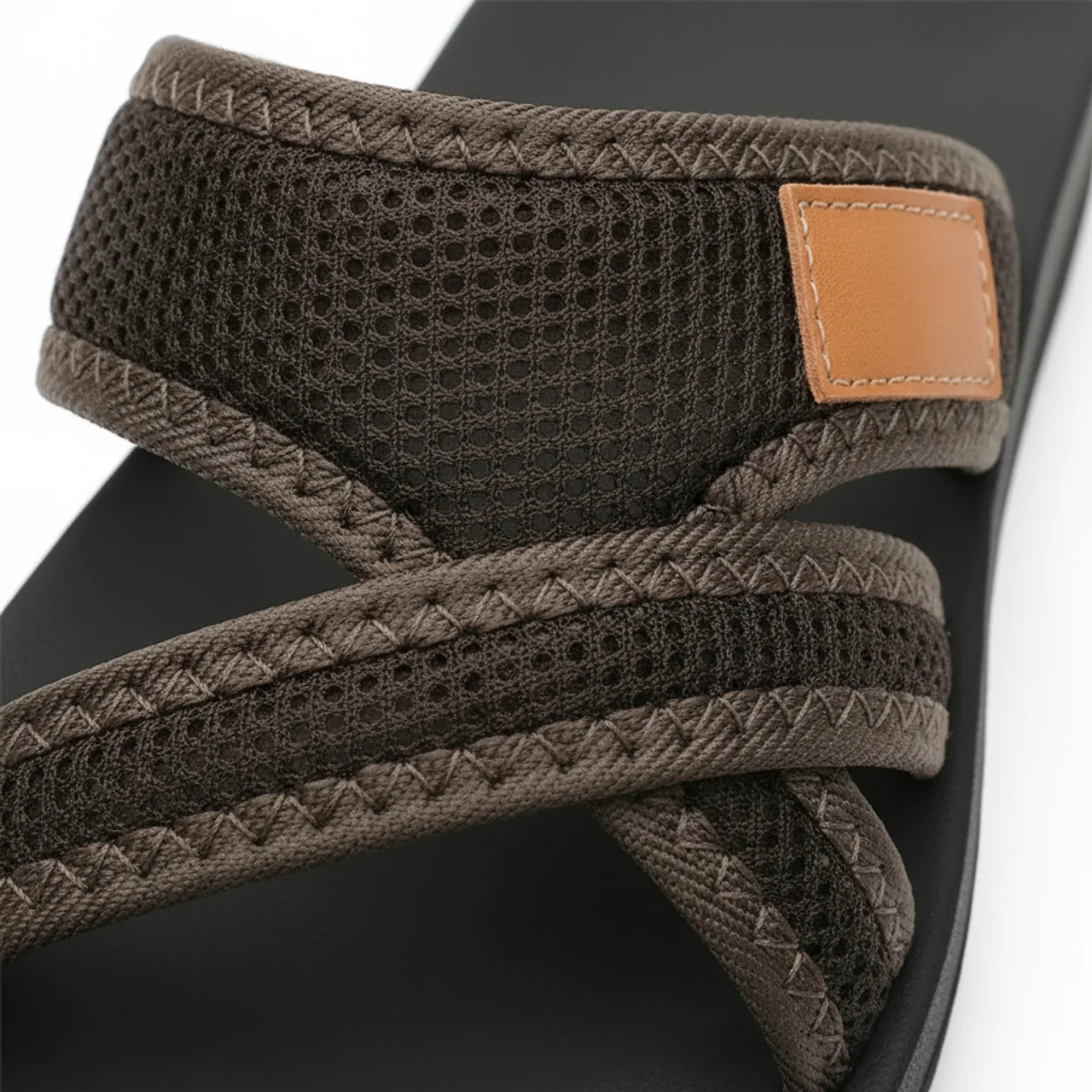 Slip-on women's sandals — breathable mesh — flat heel — beach and everyday use