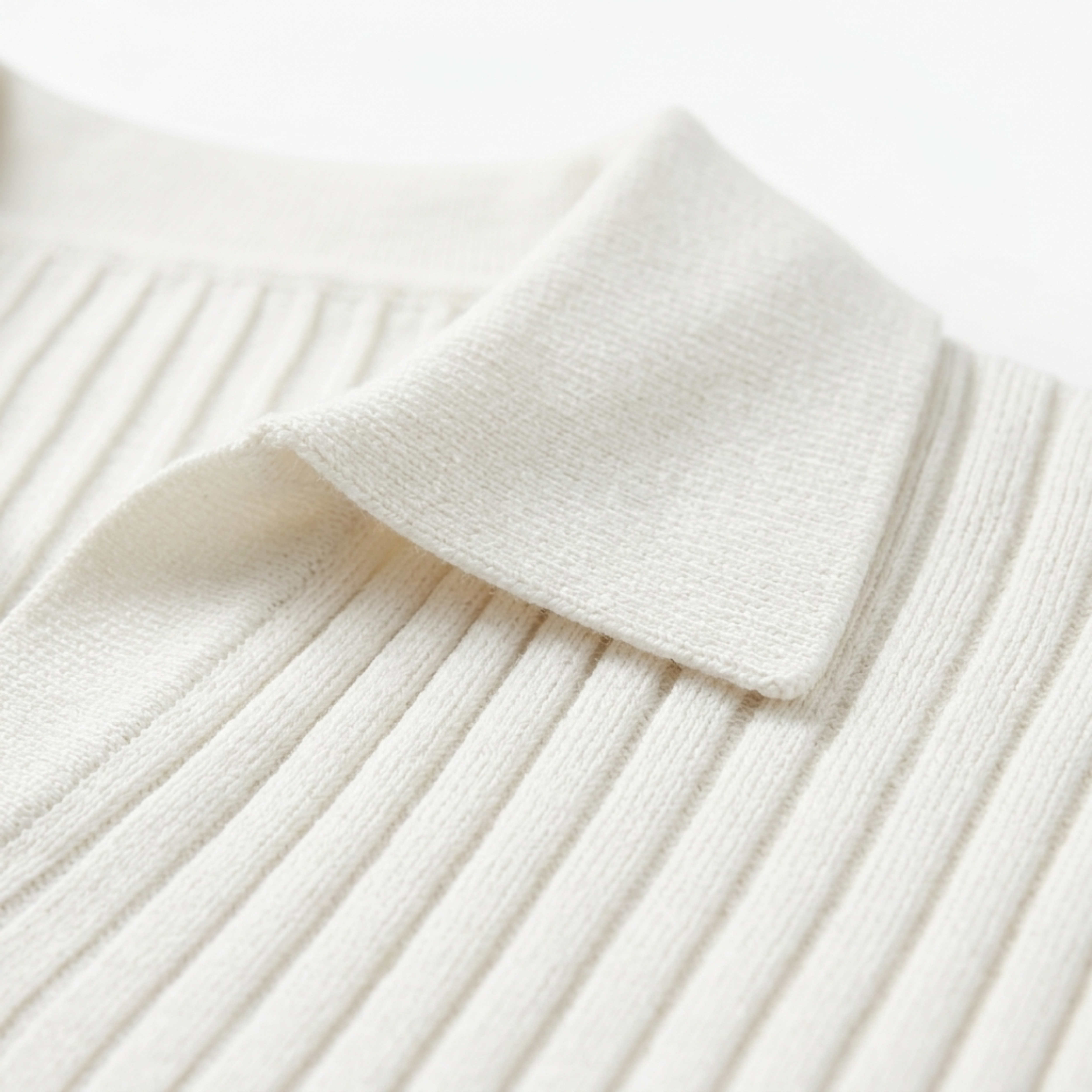 Polo uomo in maglia a coste con collo a V e maniche corte — relax