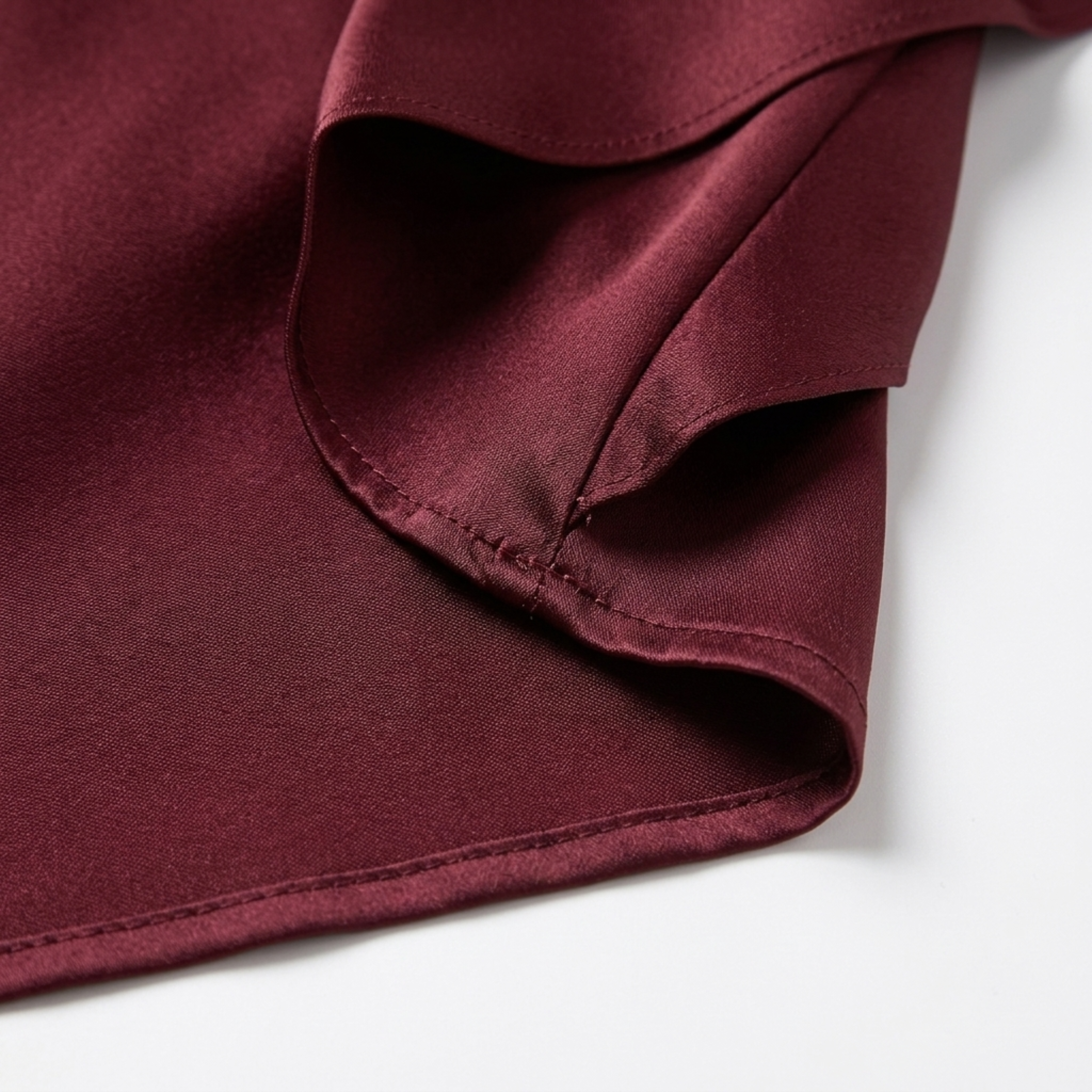 Vestido largo de mujer — satén con dobladillo asimétrico y volantes | noche elegante