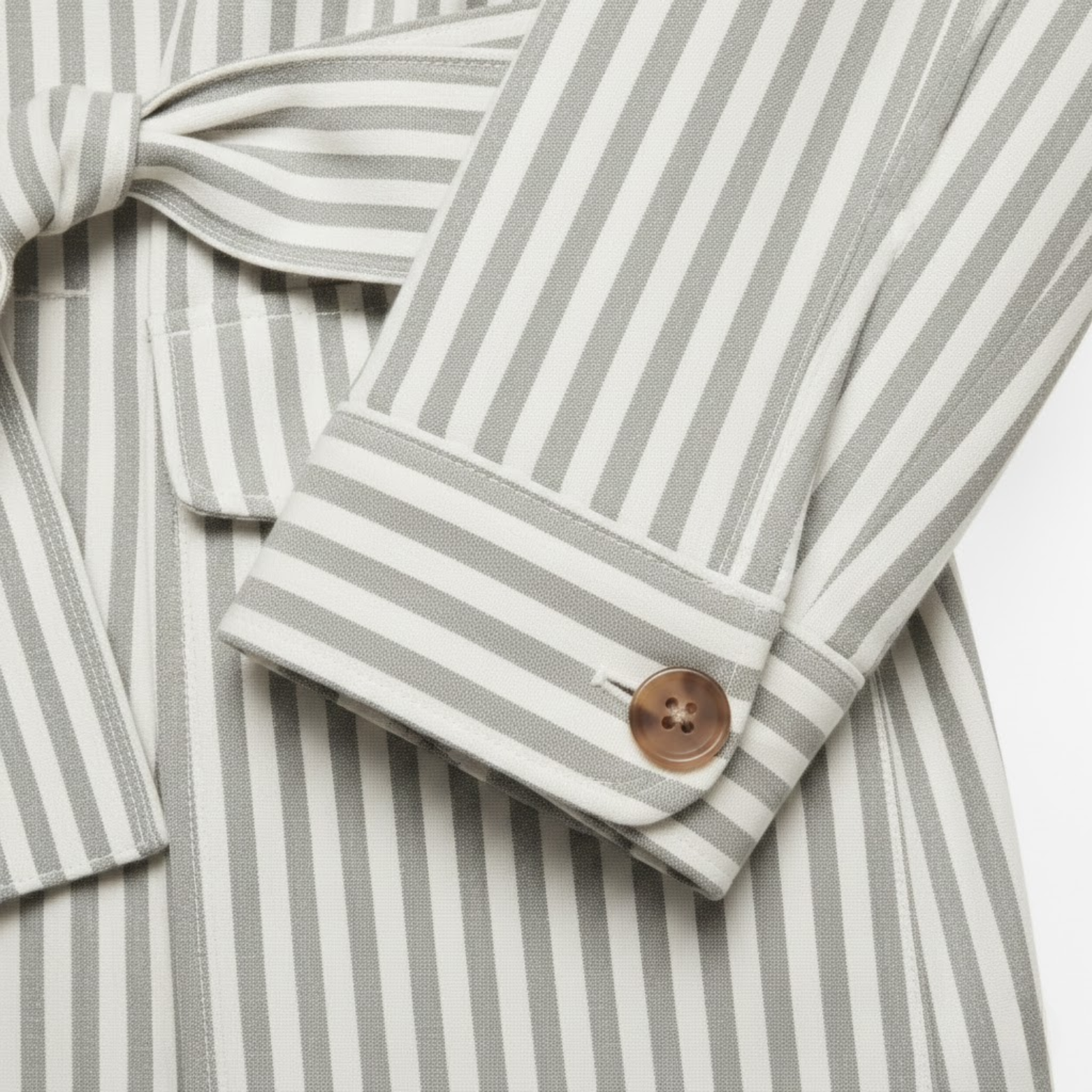 Gestreifte Safari-Jacke für Herren mit Gürtel und vier aufgesetzten Taschen