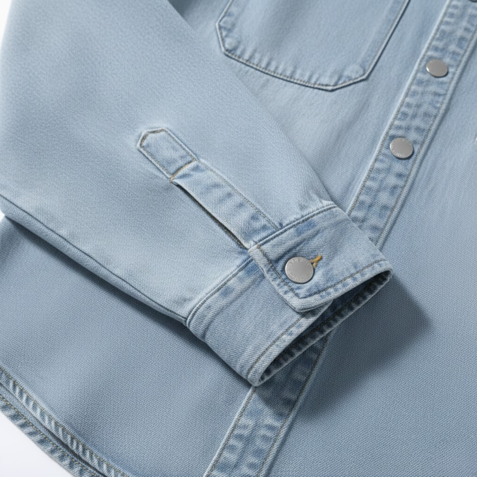 Weites Herrenhemd aus Baumwoll-Jeansstoff im Vintage-Stil mit langen Ärmeln