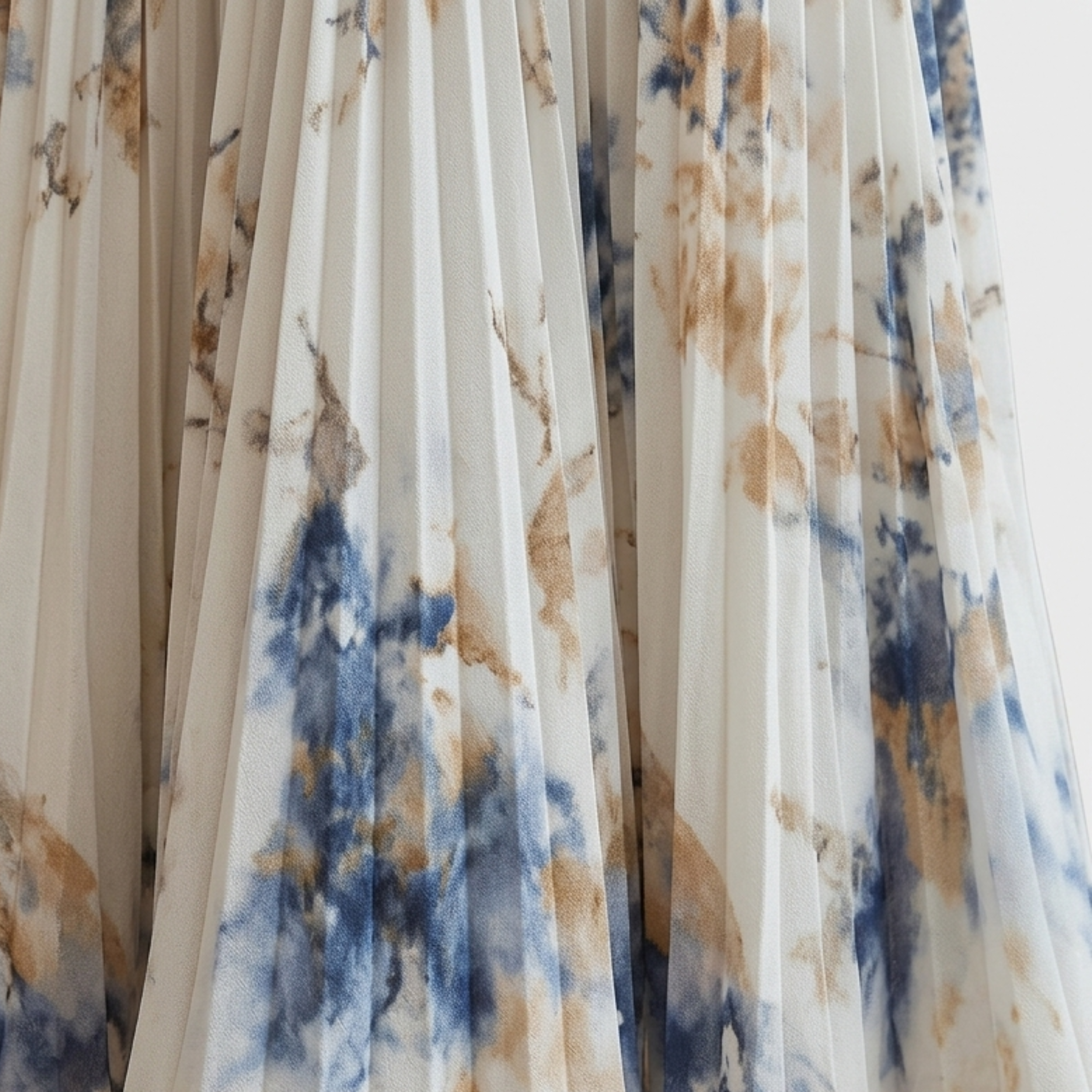 Mid-length floral dress — V-neck and pleated skirt with pockets — vacation