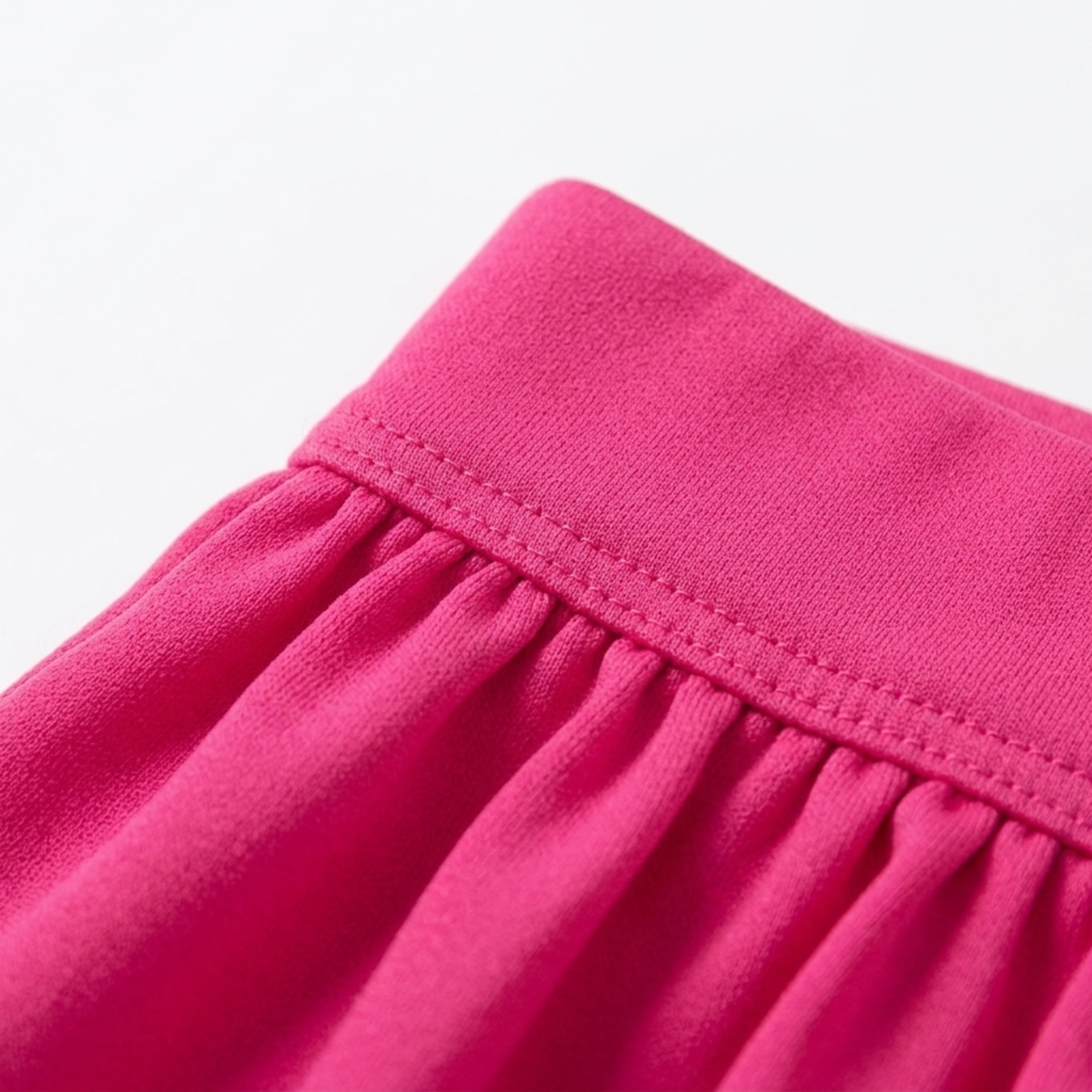 Sæt i store størrelser med bare skuldre og flæse-shorts
