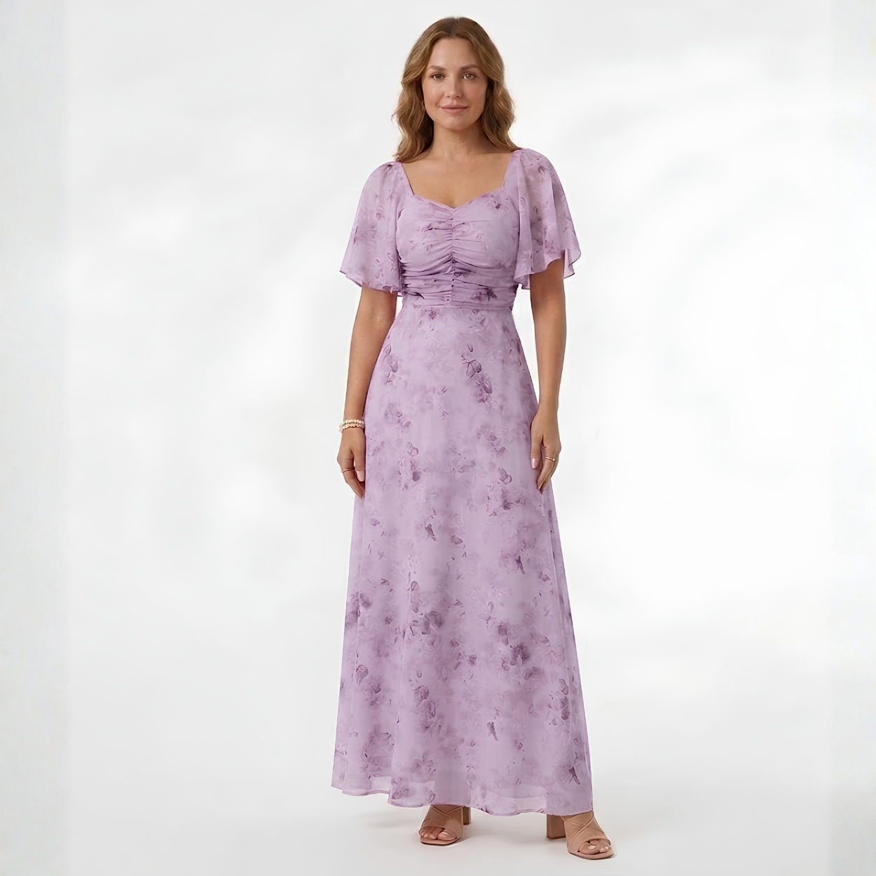 Vestido largo floral para invitada de boda con mangas con volantes y escote corazón