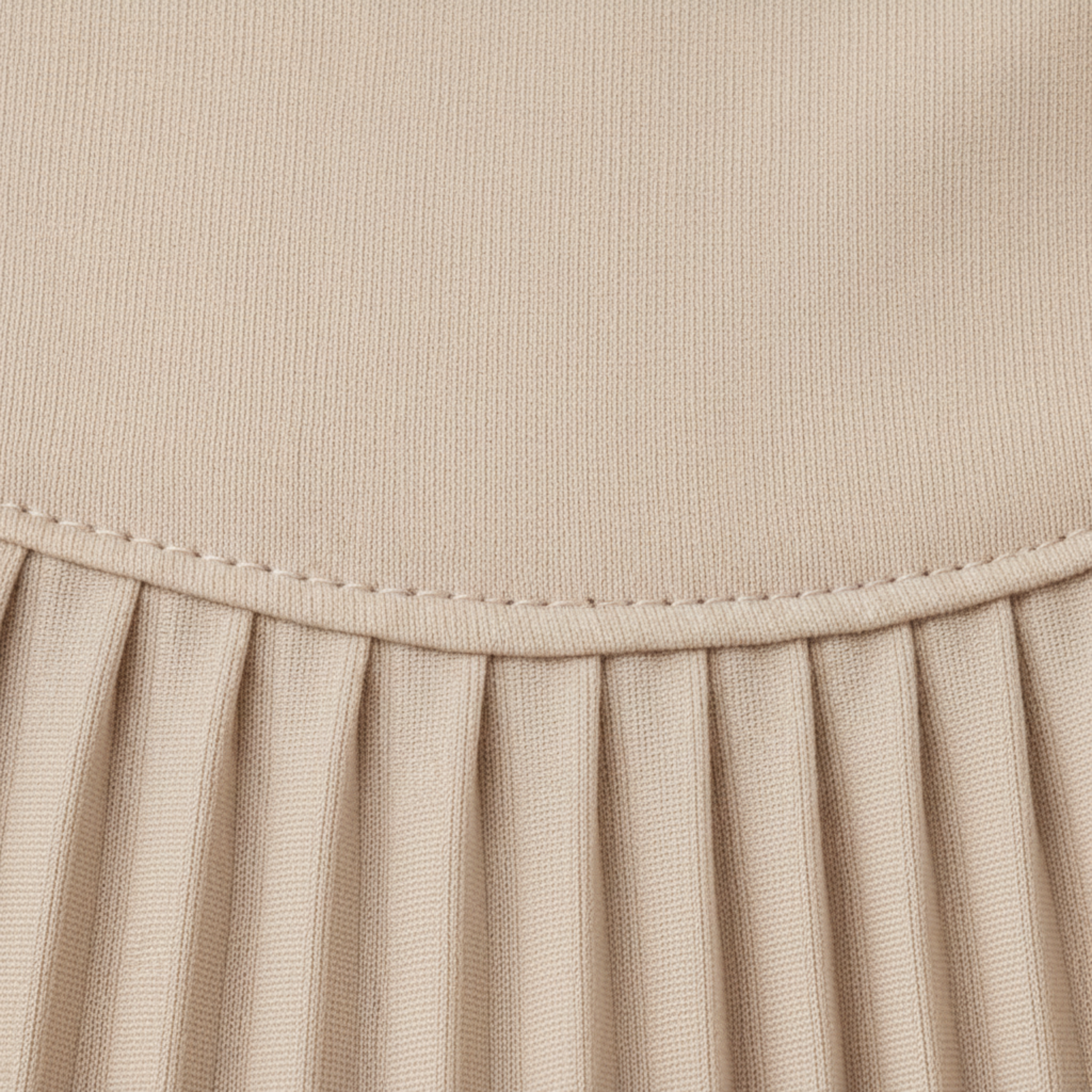 Plissiertes langes Kleid mit freiliegenden Schultern und offenem Rücken für Damen