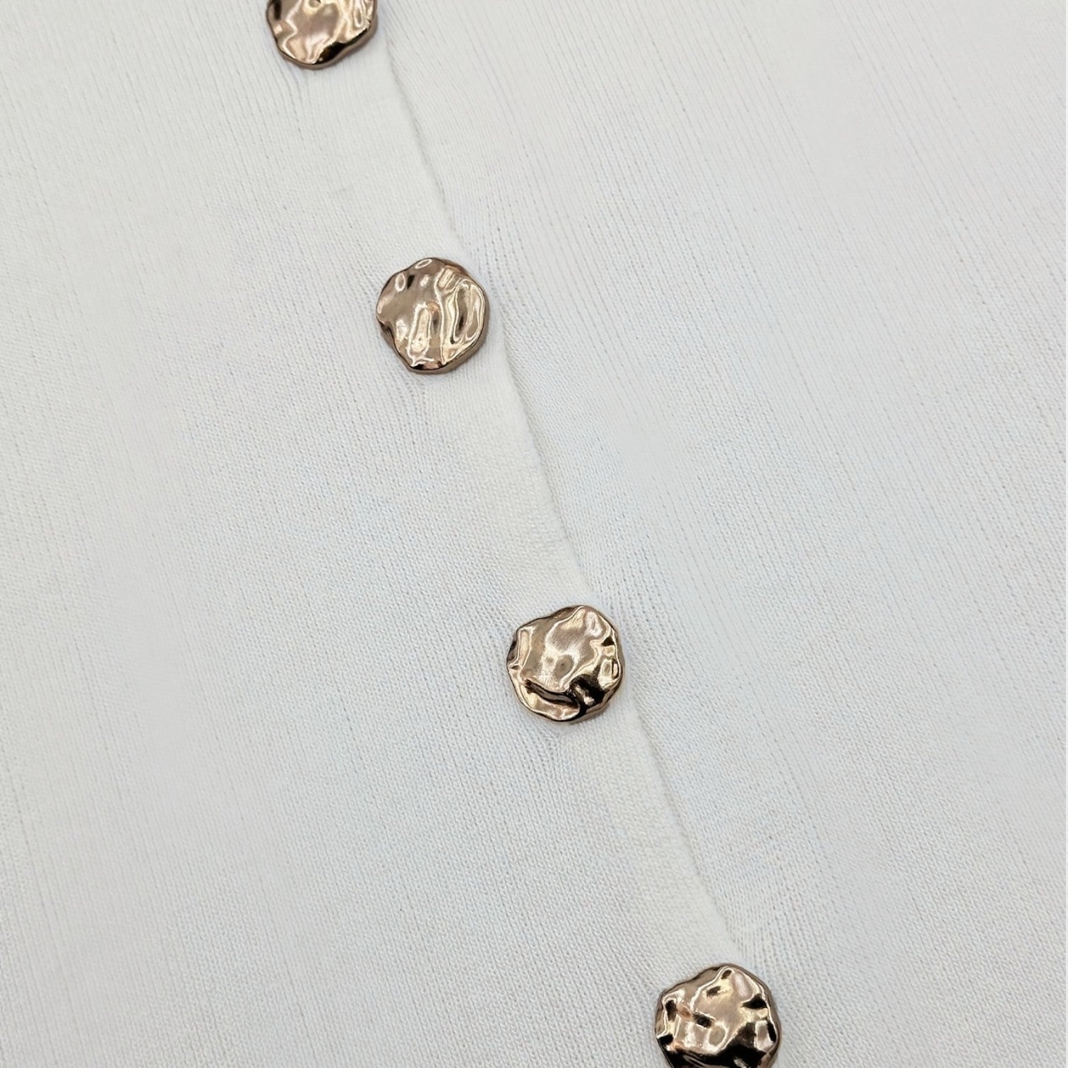 Ancienne Monde | Gilet Sans Manches à Boutons Dorés pour Femme – Simplicité Sculptée