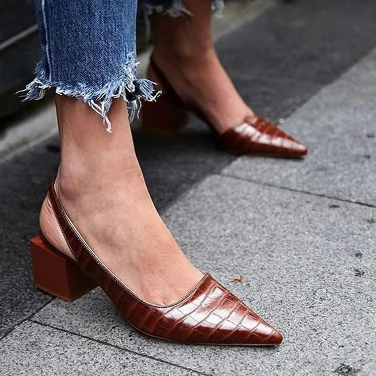 Spitze Damenschuhe – Modell mit niedrigem Absatz und offenem Fersenbereich – Abendveranstaltung