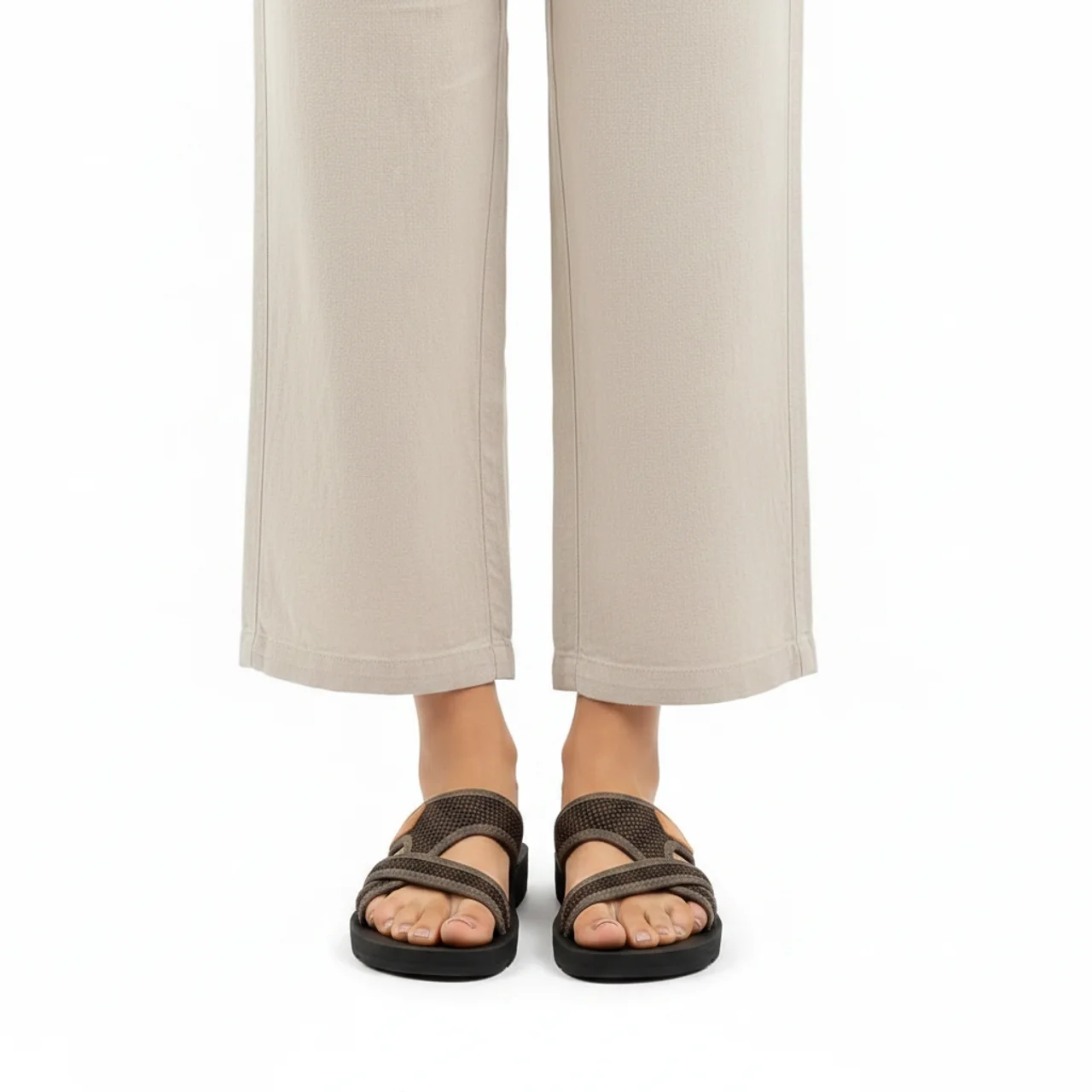 Slip-on women's sandals — breathable mesh — flat heel — beach and everyday use