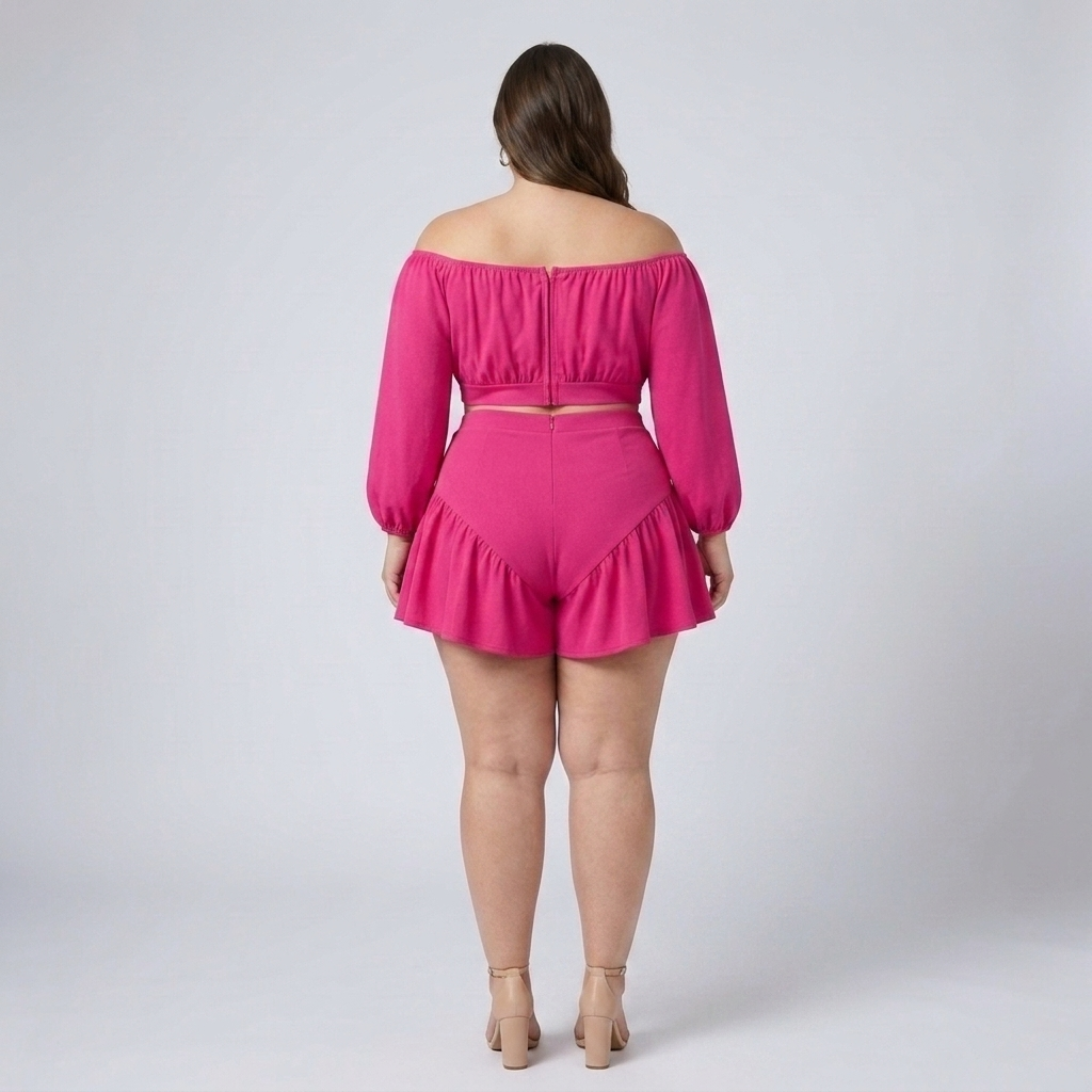Sæt i store størrelser med bare skuldre og flæse-shorts