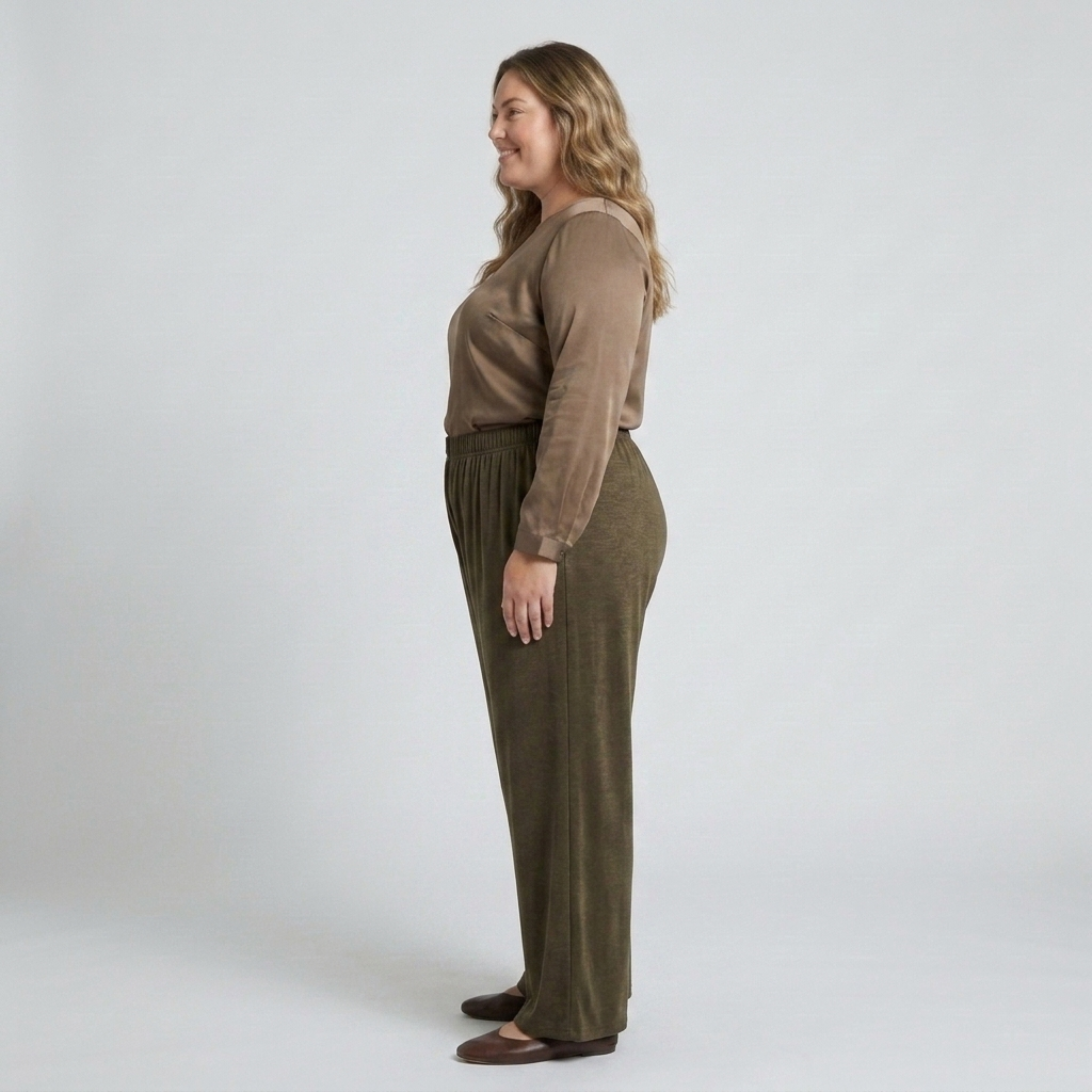 Pantalone largo taglia grande da donna con vita elastica drappeggiata fluida