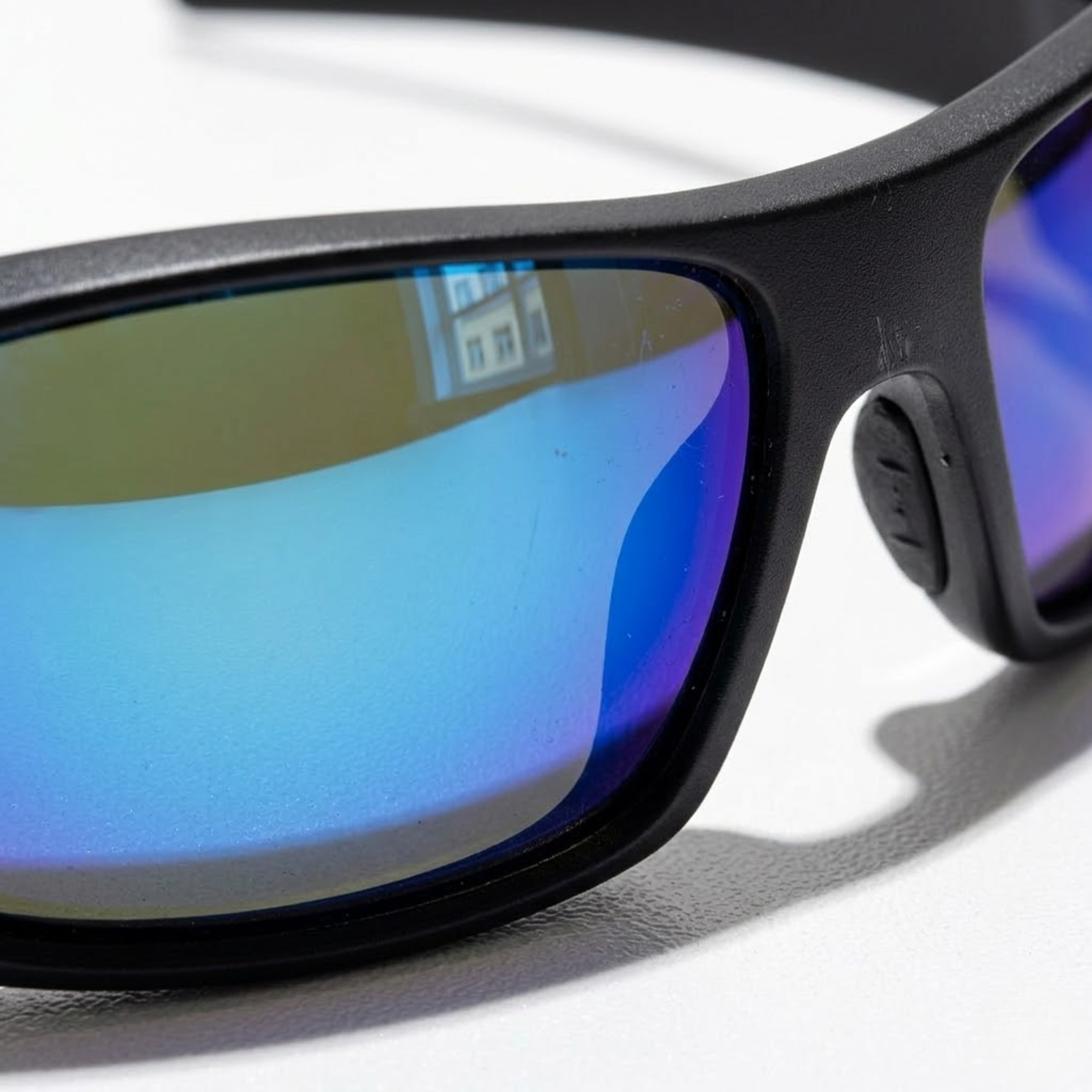 Gafas de sol deportivas envolventes con montura de policarbonato y protección UV